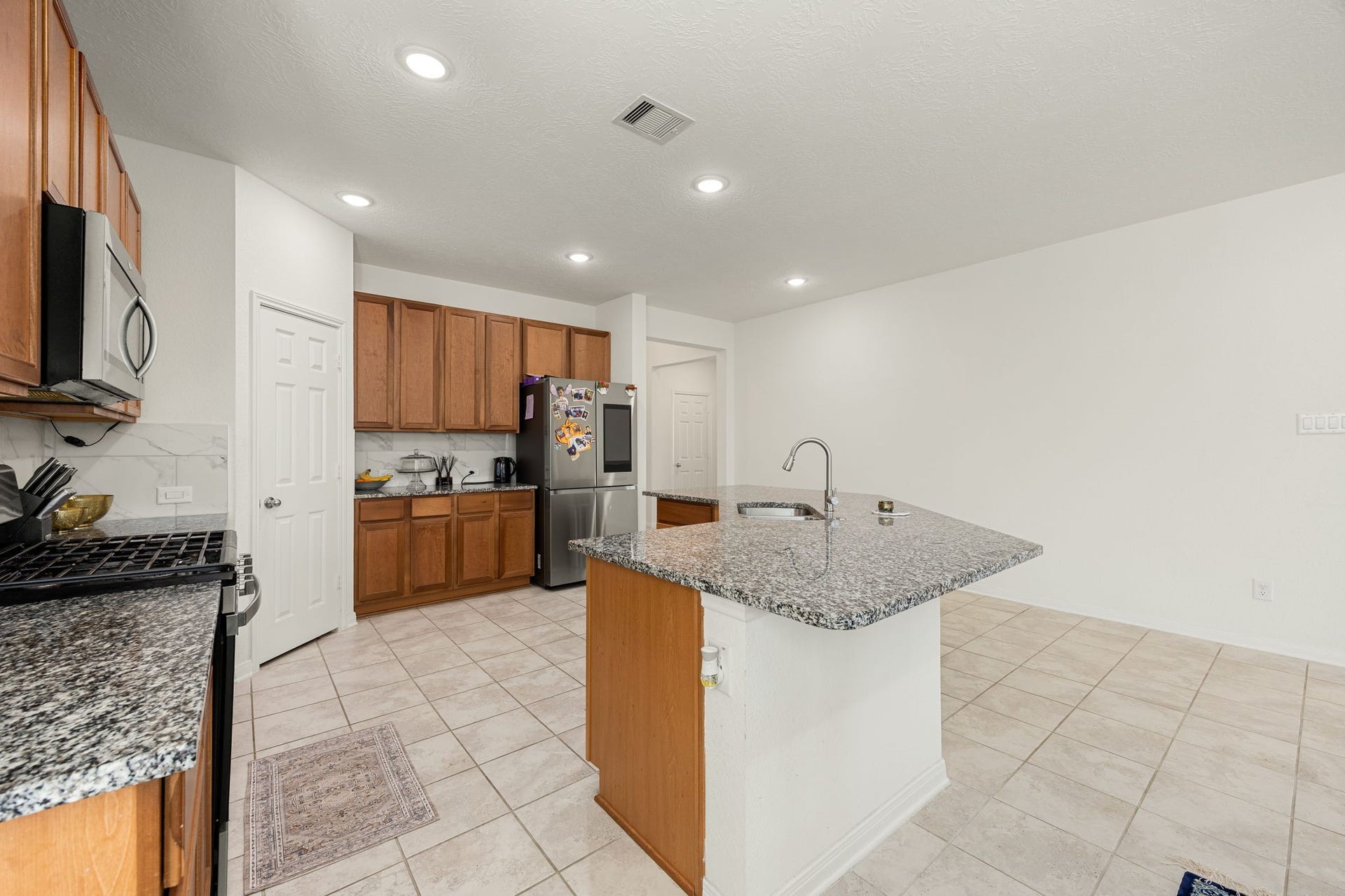 2023 Katalonia Lane, Fresno, TX 77459 Designed for social living, the large kitchen island doubles as an inviting breakfast bar where family and guests can pull up a stool and chat. This commanding central meeting place bridges the cooking zone with the rest of the open floor plan, making entertaining natural and effortless.