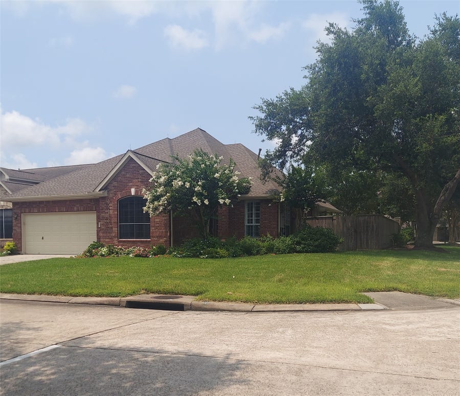Property photo for 1601 N Lago Vista Court, Pearland, TX