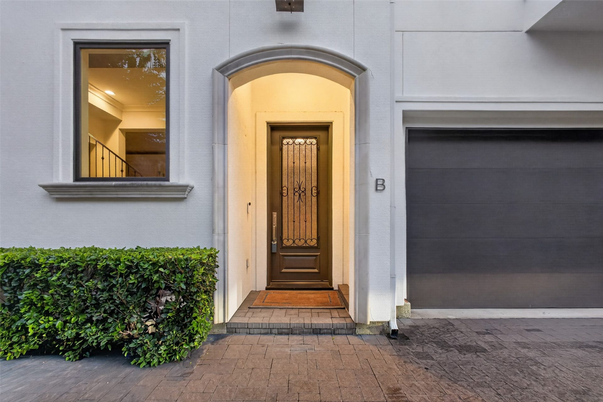 Welcome to 2312 Potomac Unit B in a prime Houston location.