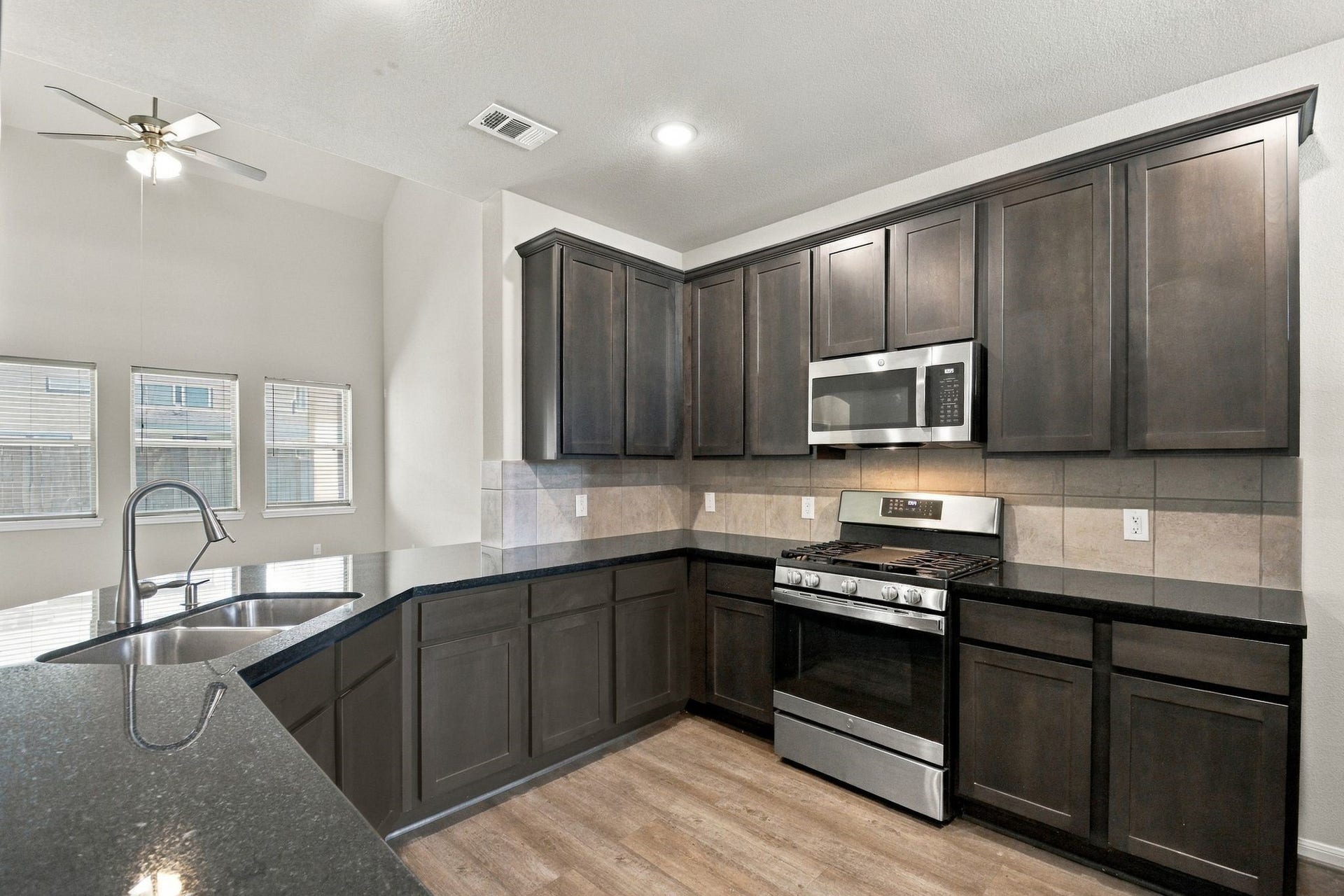 10423 Rochester Hills Lane, Tomball, TX 77375 Lots of cabinet space!