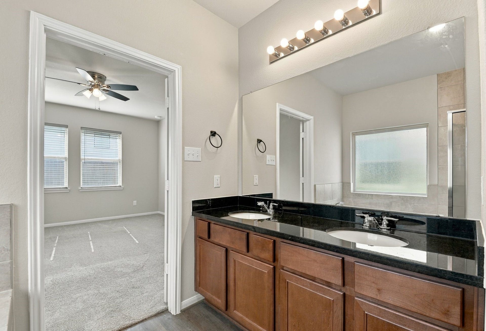 10423 Rochester Hills Lane, Tomball, TX 77375 Dual sinks!