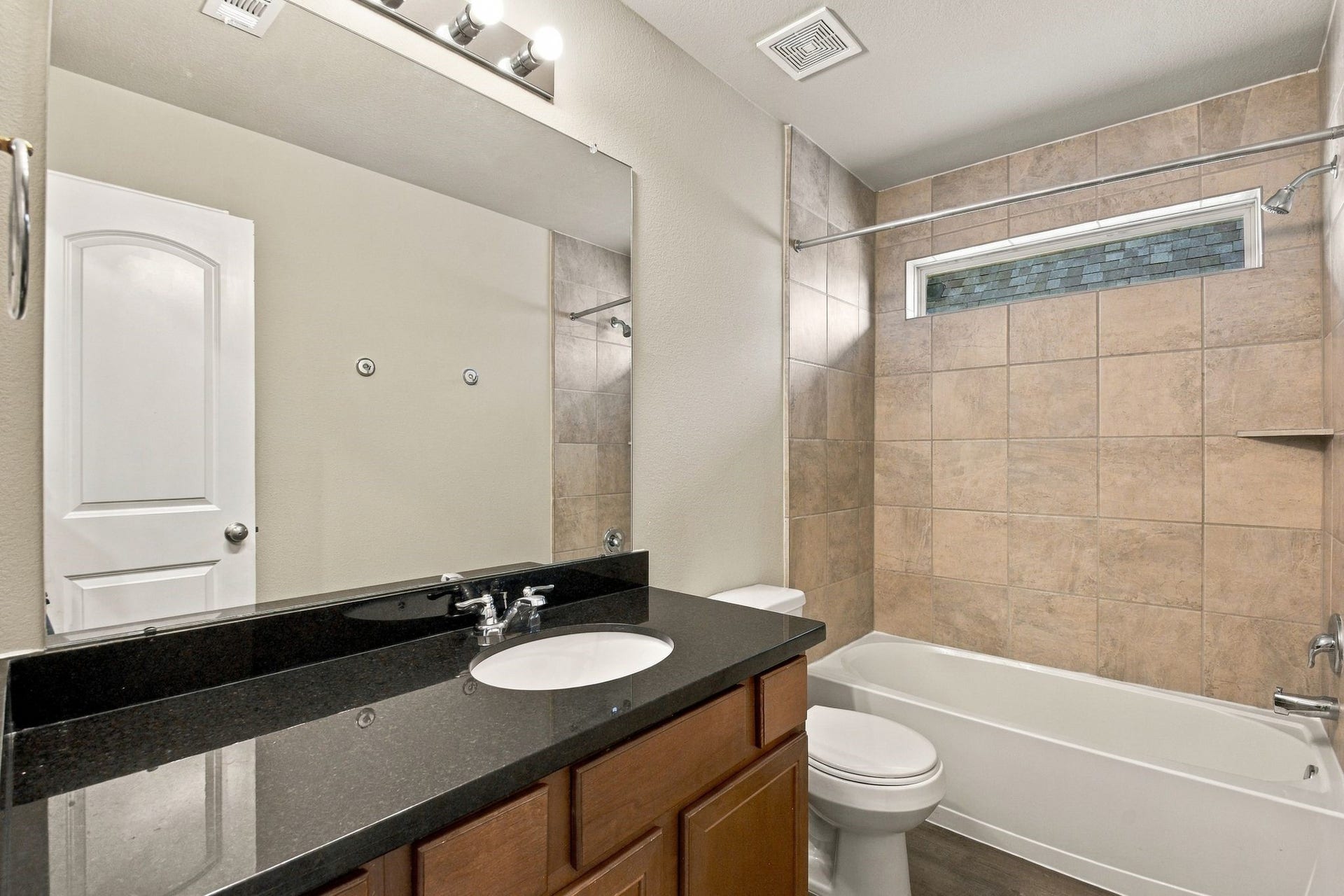 10423 Rochester Hills Lane, Tomball, TX 77375 Secondary bathroom