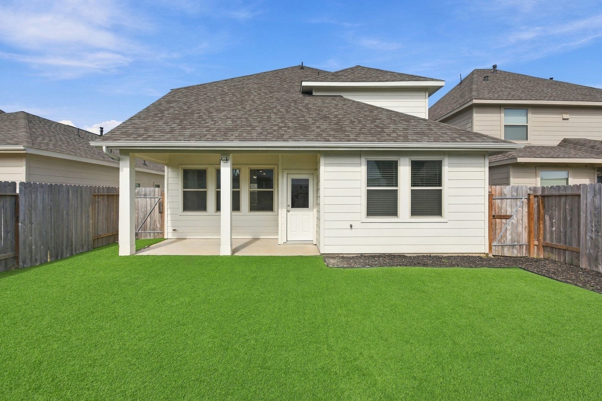 10423 Rochester Hills Lane, Tomball, TX 77375 Easy maintenance with the artificial turf