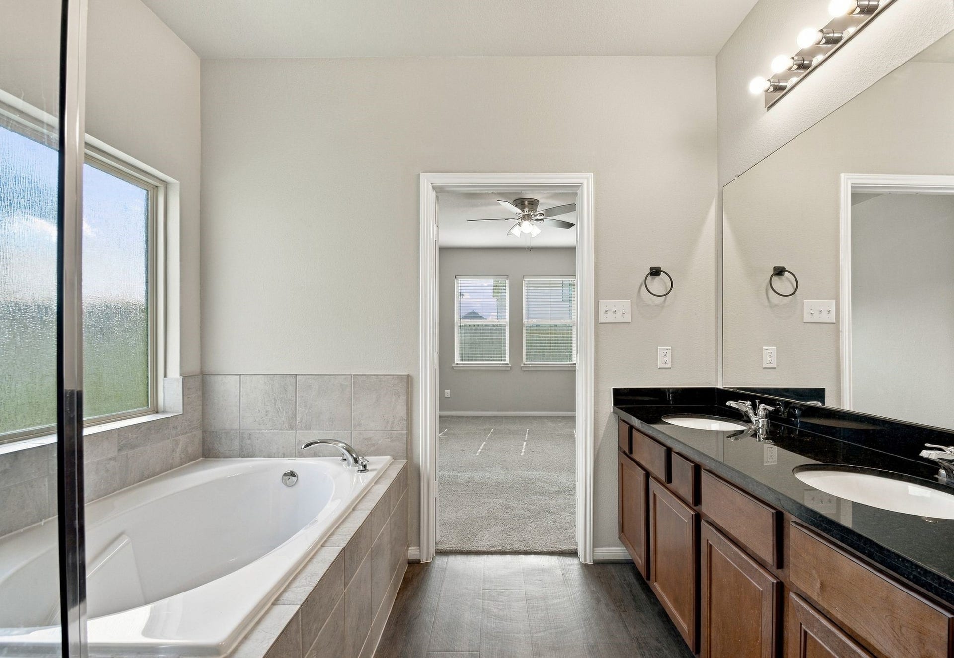 10423 Rochester Hills Lane, Tomball, TX 77375 A soaking tub!