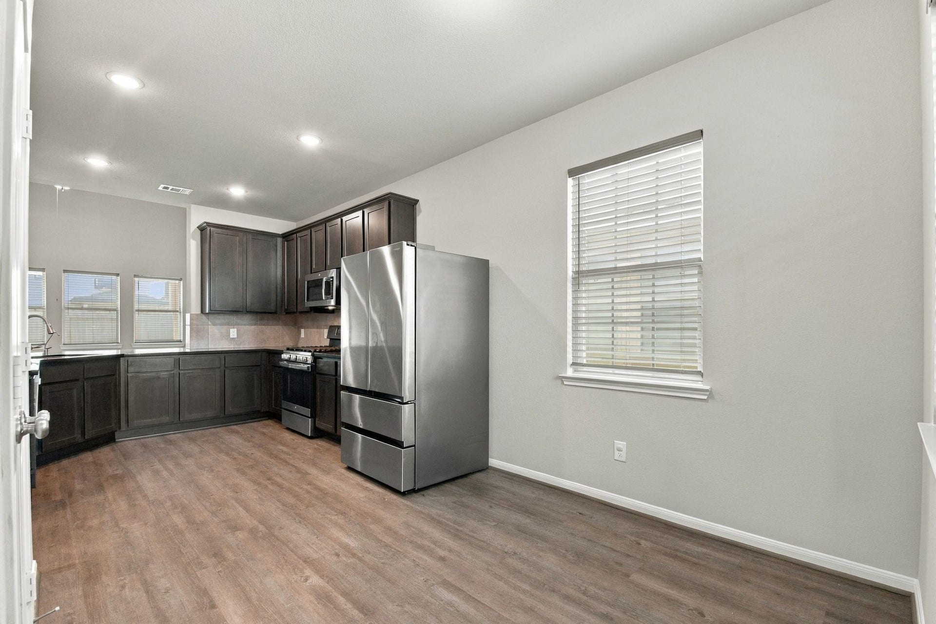 10423 Rochester Hills Lane, Tomball, TX 77375 The refrigerator stays!
