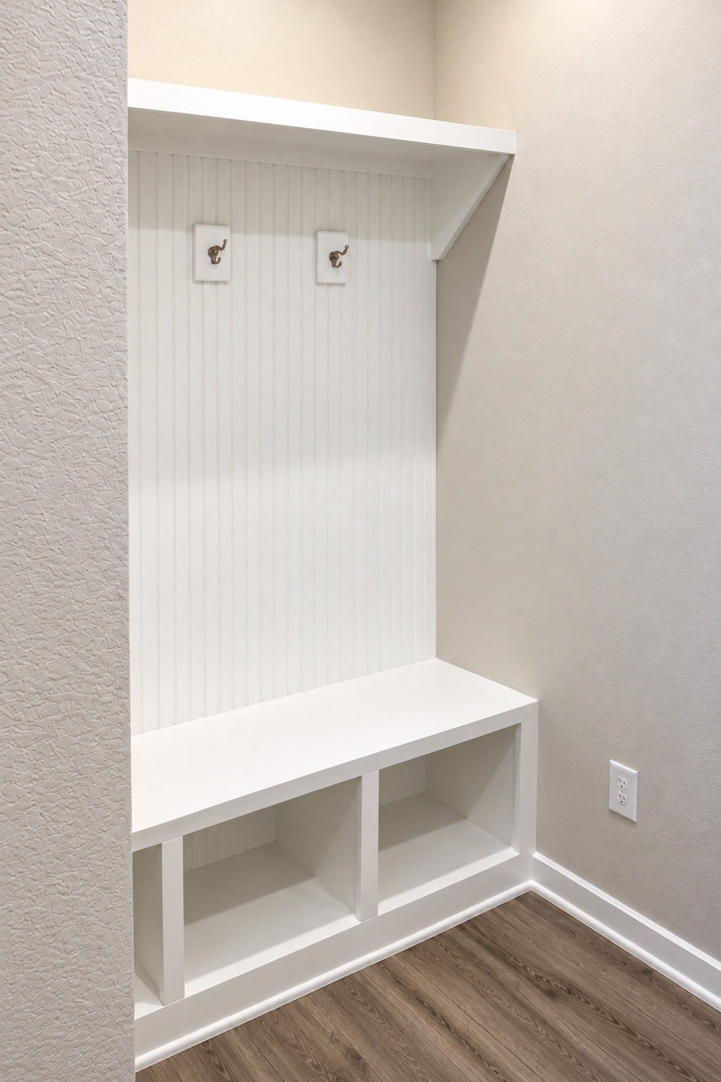 1007 Rosewood Trail, Beasley, TX 77417 Convenient mudroom area featuring a built-in bench, storage cubbies, and hooks for everyday essentials. A practical drop zone to help keep things organized.