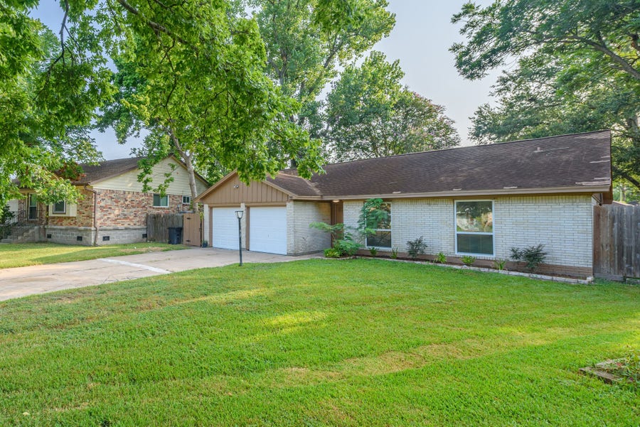 Property photo for 516 Saint Charles Street, League City, TX