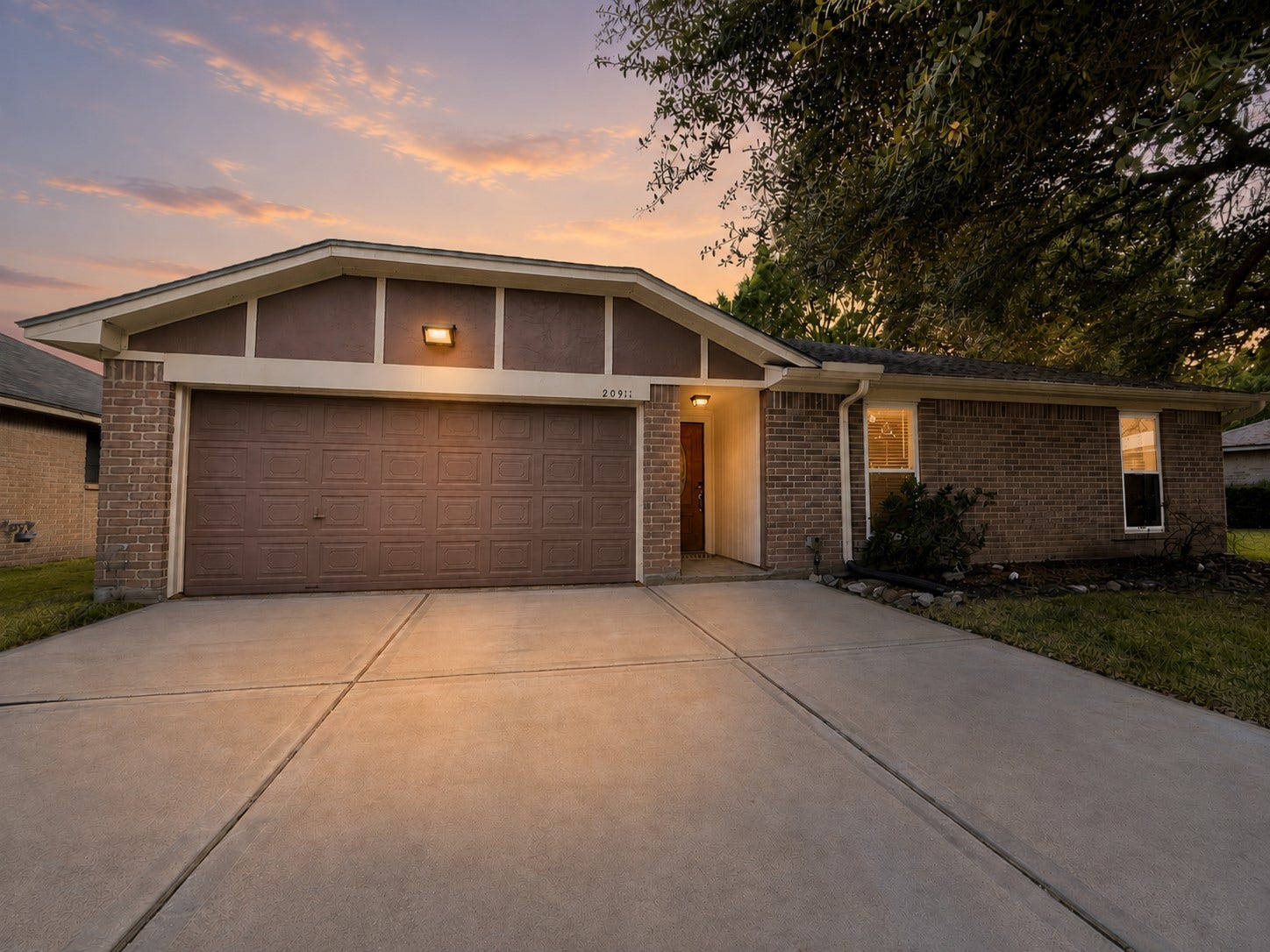 20911 Park Bridge Drive, Katy, TX 77450 Welcome home to 20911 Park Bridge Dr! This well-maintained 1 story home features 3 bedrooms, 2 bathrooms, indoor laundry, over 1600 sq ft of living space, and a 2 car garage all on a cul-de-sac lot in Memorial Parkway!