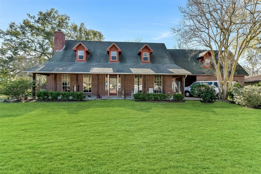 Property photo for 222 Quaker Drive, Friendswood, TX
