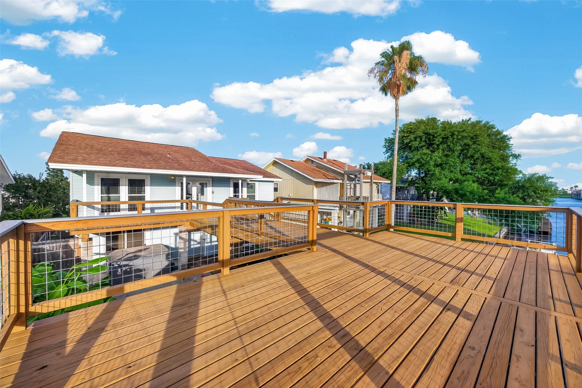 4 N Sandpiper Street, La Marque, TX 77568 Soak up some rays on the newly built expansive rooftop deck (29' x 13') above the boat slip.
