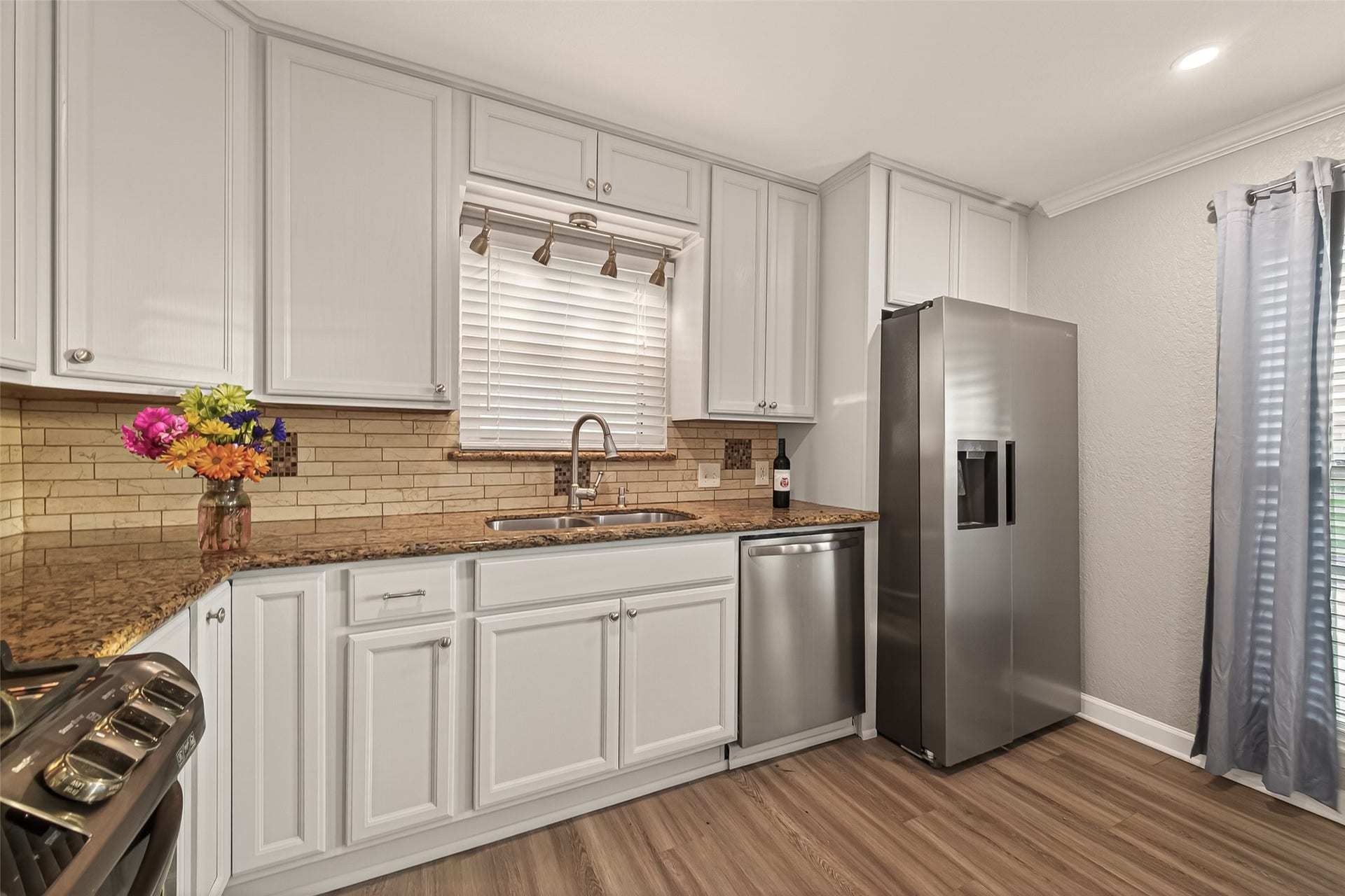 4 N Sandpiper Street, La Marque, TX 77568 Culinary delights created here! Refrigerator (2024) stays with the home. Dishwasher replaced in 2024.