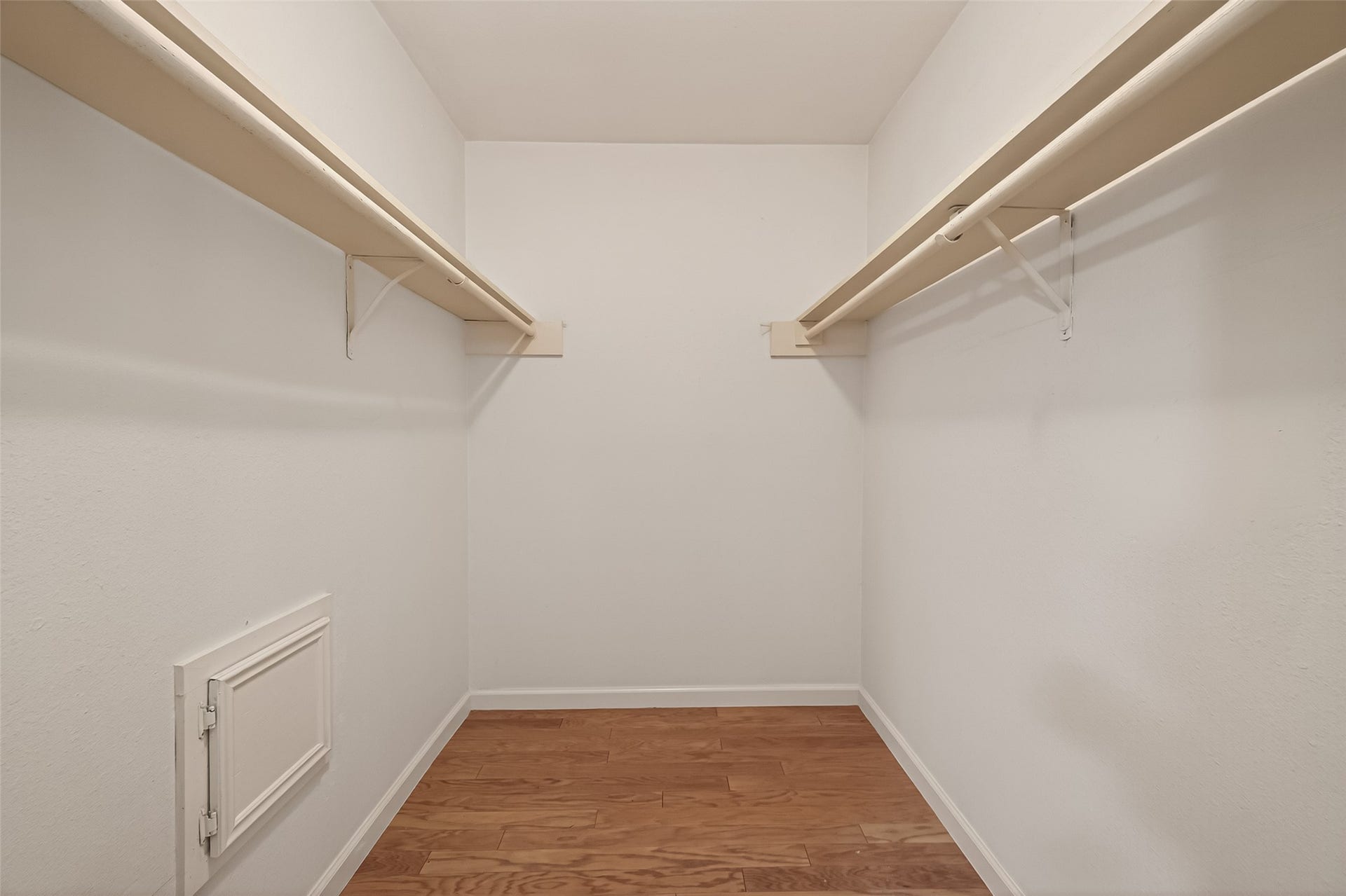 4 N Sandpiper Street, La Marque, TX 77568 Huge walk-in closet (Primary Bedroom).