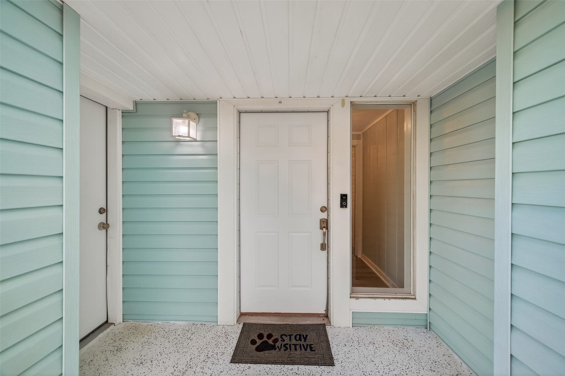 4 N Sandpiper Street, La Marque, TX 77568 Welcoming entryway! Come on in!