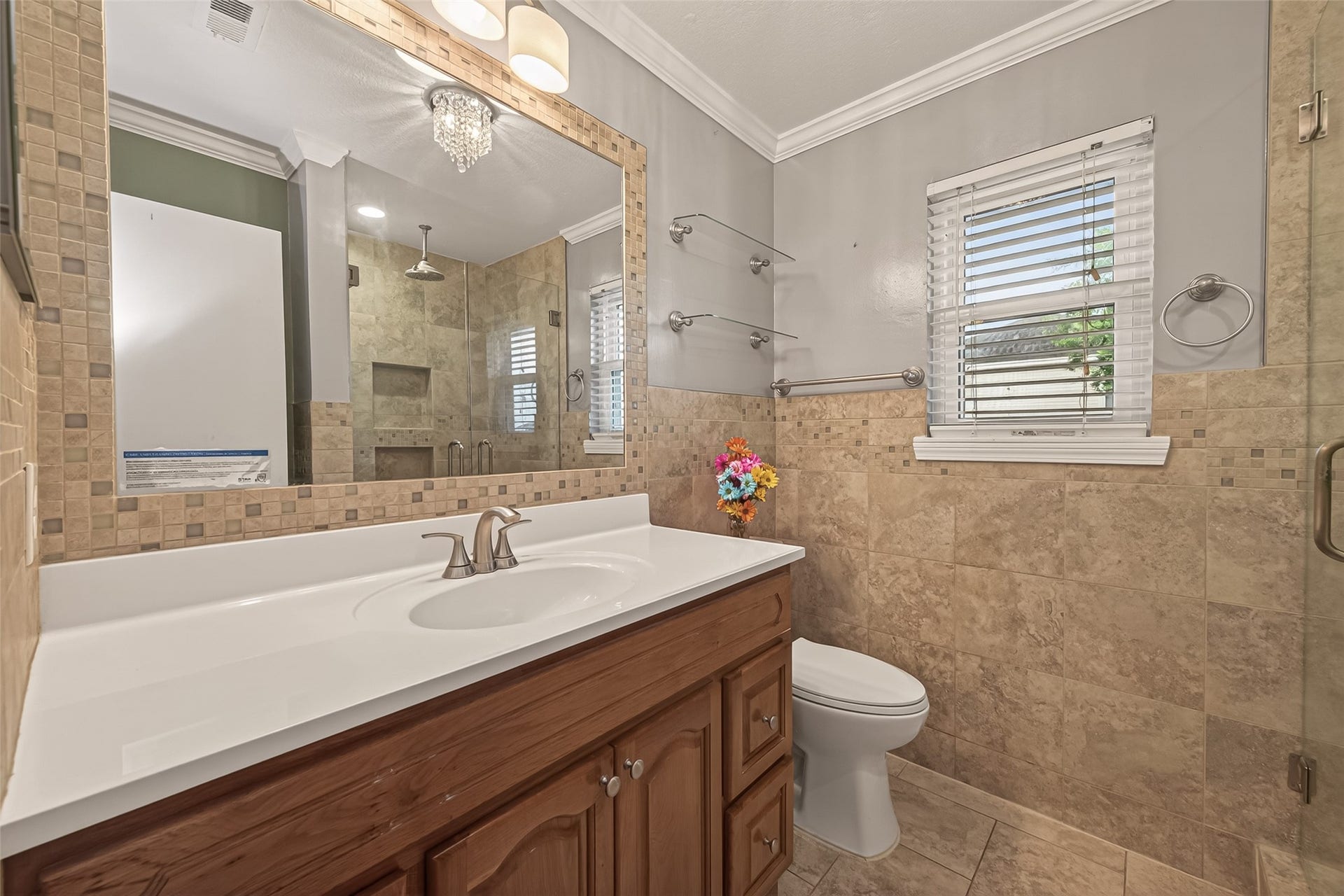 4 N Sandpiper Street, La Marque, TX 77568 Very nice primary bathroom!