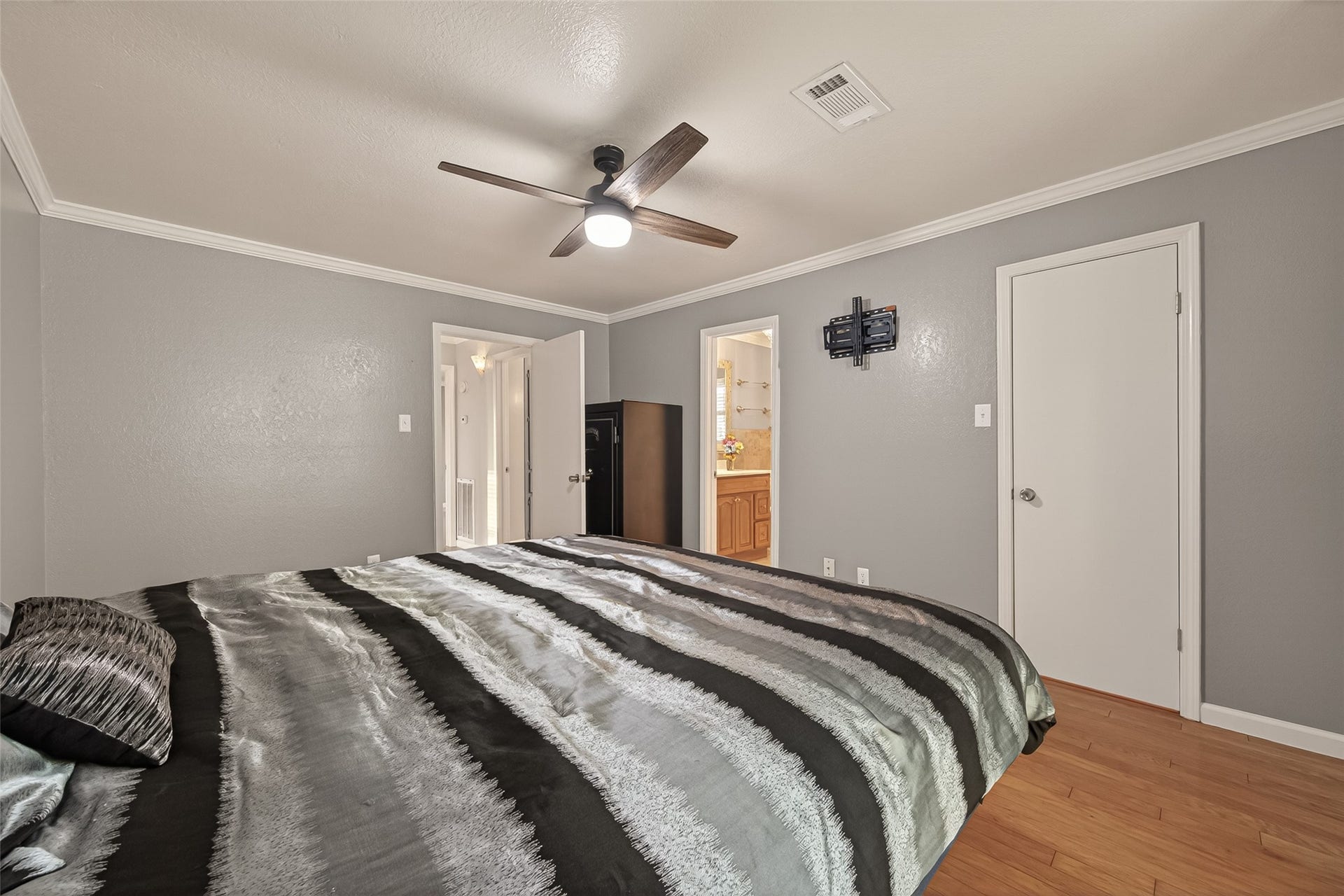 4 N Sandpiper Street, La Marque, TX 77568 Generously sized Primary bedroom with crown molding and enough space for a king or a queen!