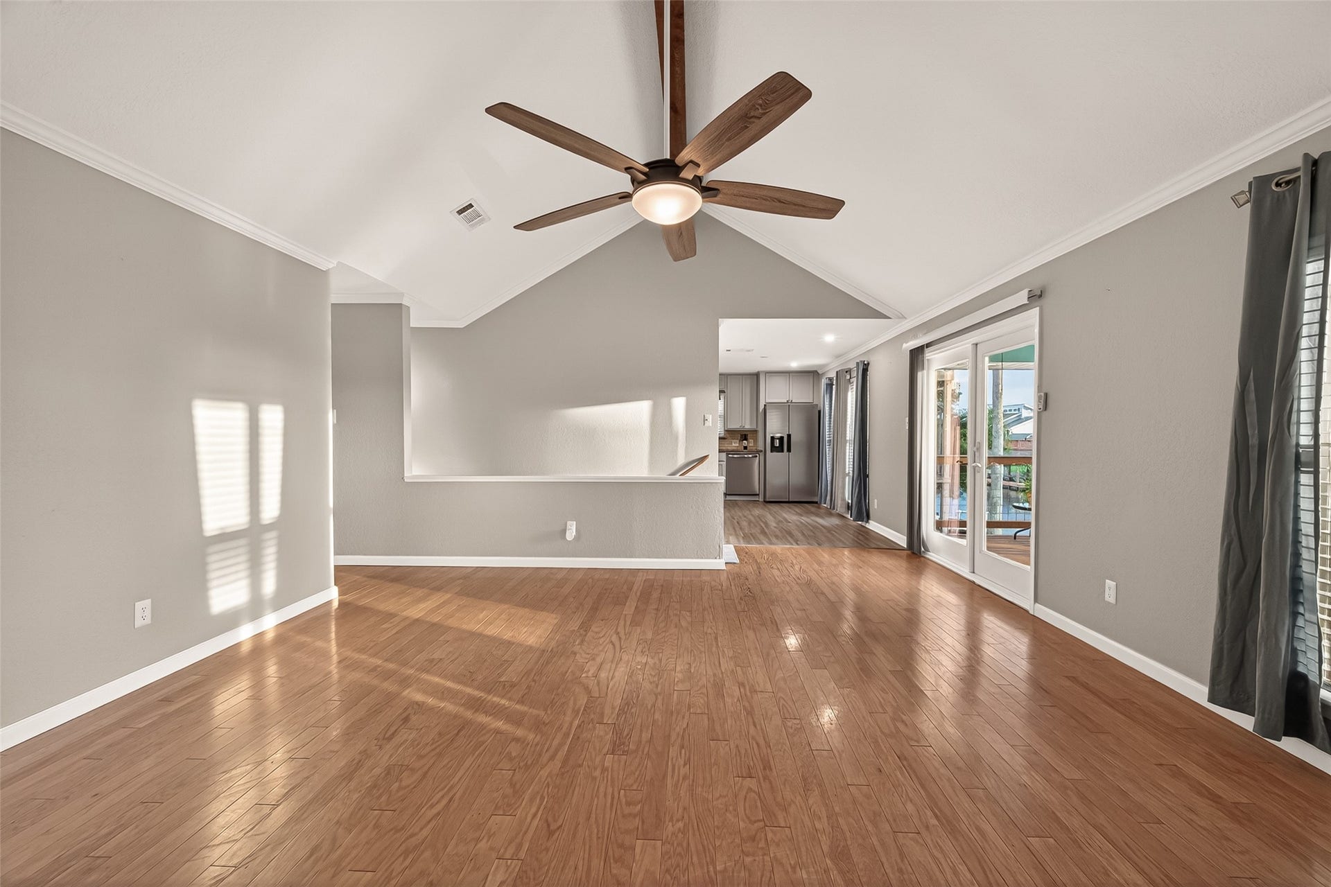 4 N Sandpiper Street, La Marque, TX 77568 Family room looking towards the kitchen.