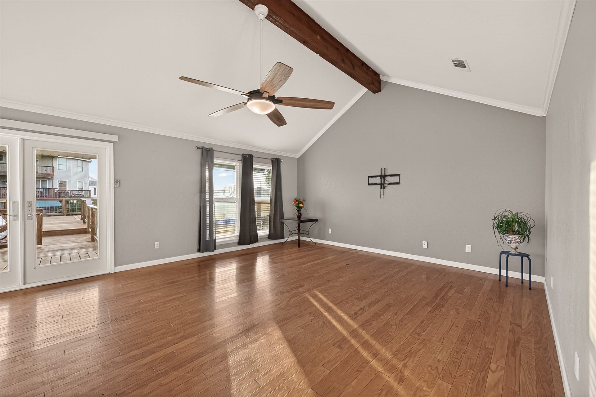 4 N Sandpiper Street, La Marque, TX 77568 Expansive Family room with tons of natural light.
