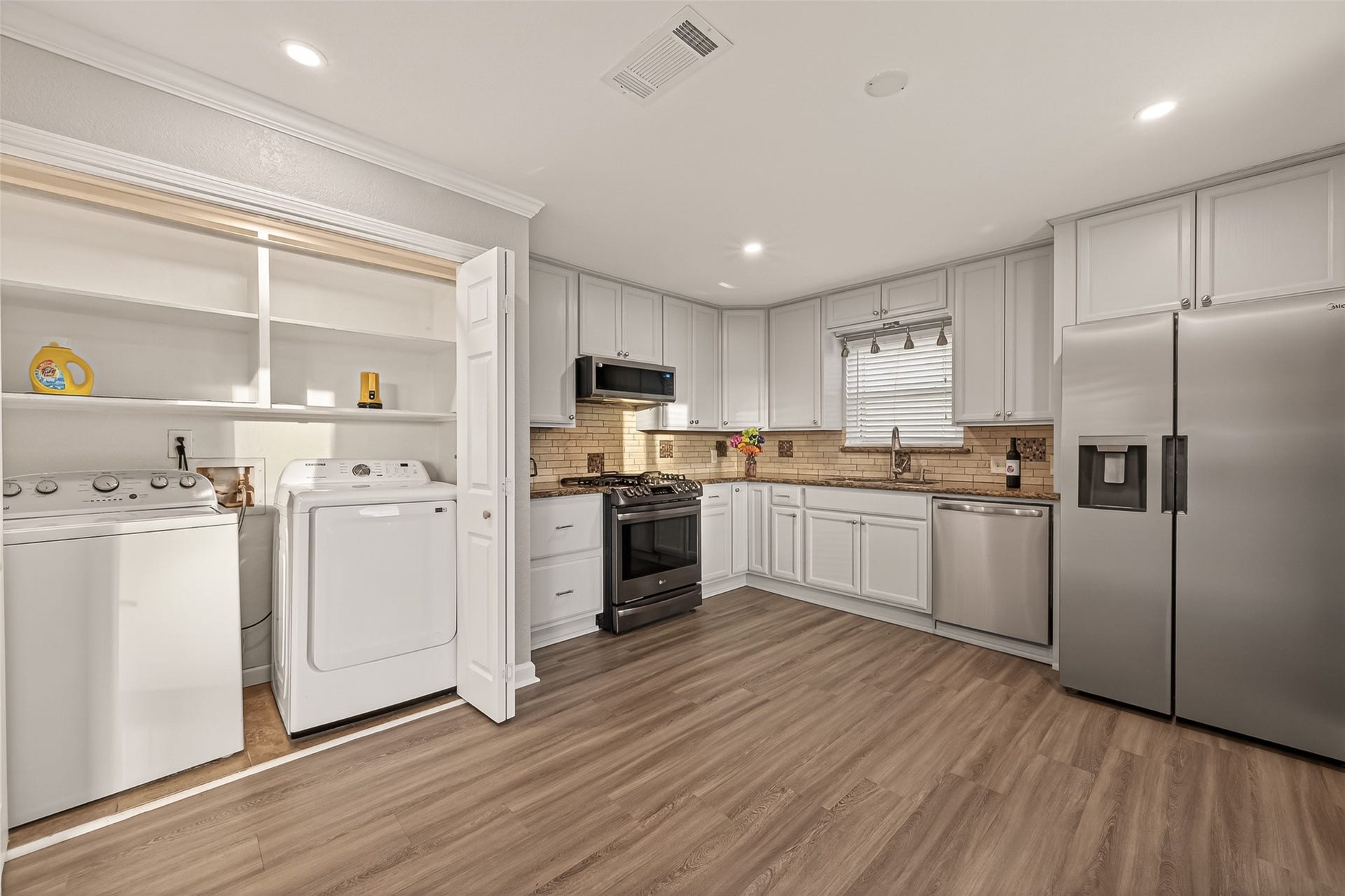 4 N Sandpiper Street, La Marque, TX 77568 Utility room adjacent to kitchen. Washer/Dryer stay with the home as well as the Frig! What a deal!
