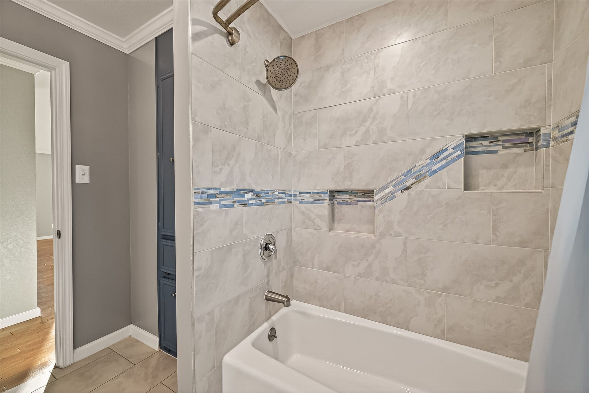 4 N Sandpiper Street, La Marque, TX 77568 Guest bathroom upstairs shower/tub combination.