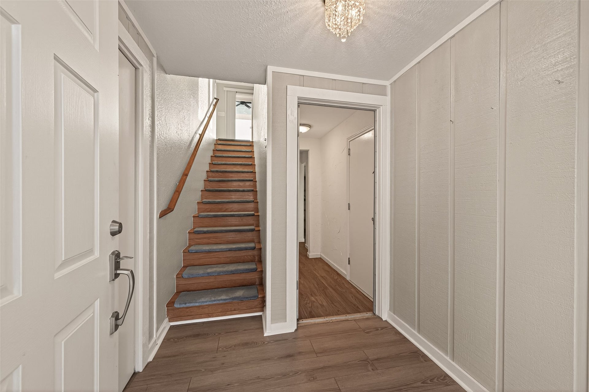 4 N Sandpiper Street, La Marque, TX 77568 Entry way to an incredible home, ready to be yours!
