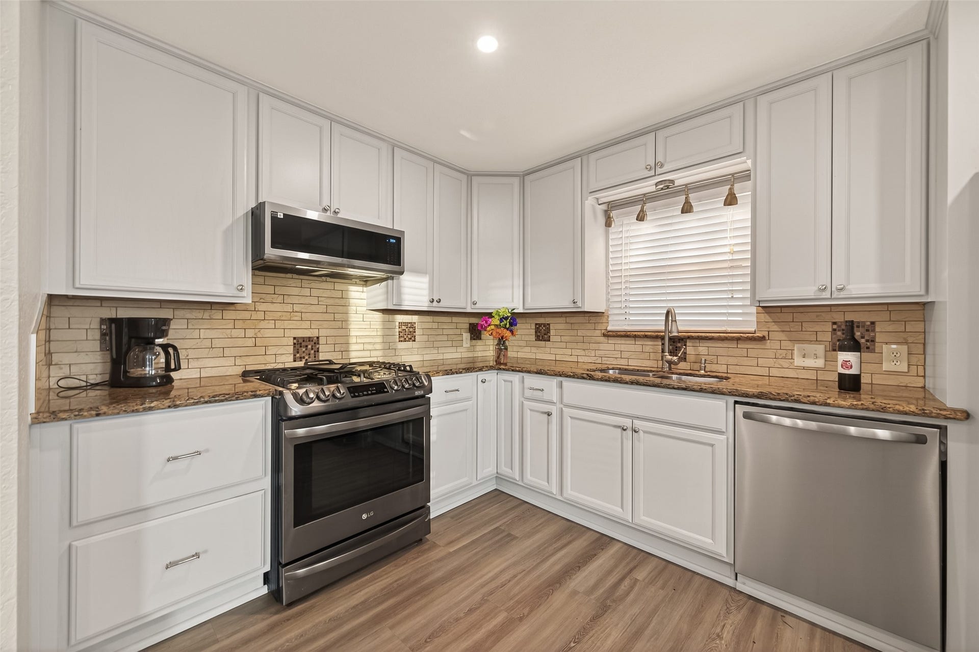 4 N Sandpiper Street, La Marque, TX 77568 Beautiful kitchen with attractive granite countertops and stylish backsplash.