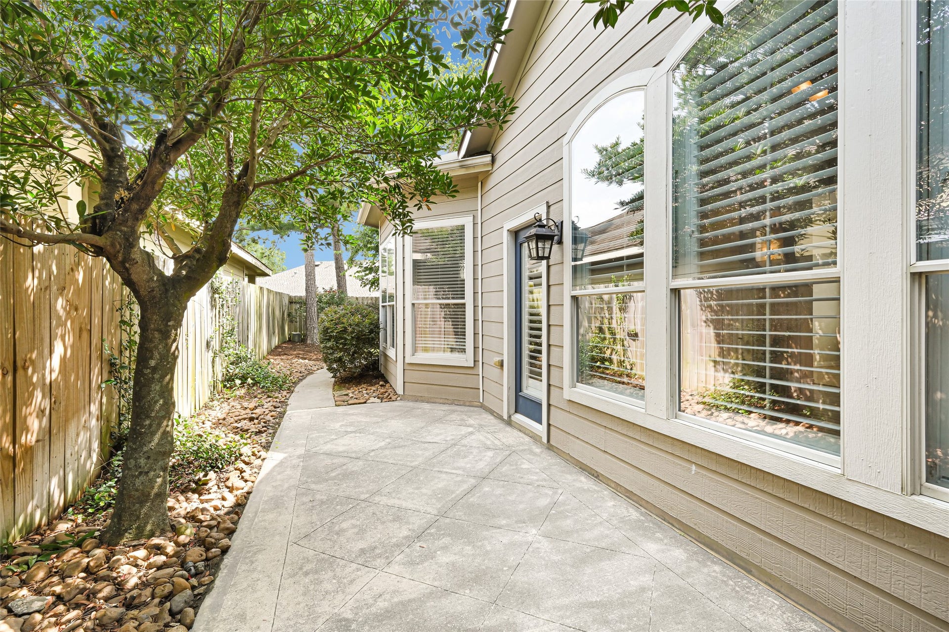 2910 Crescent Oaks Park Lane, Spring, TX 77386 Inviting walkway guides you to the private backyard retreat.