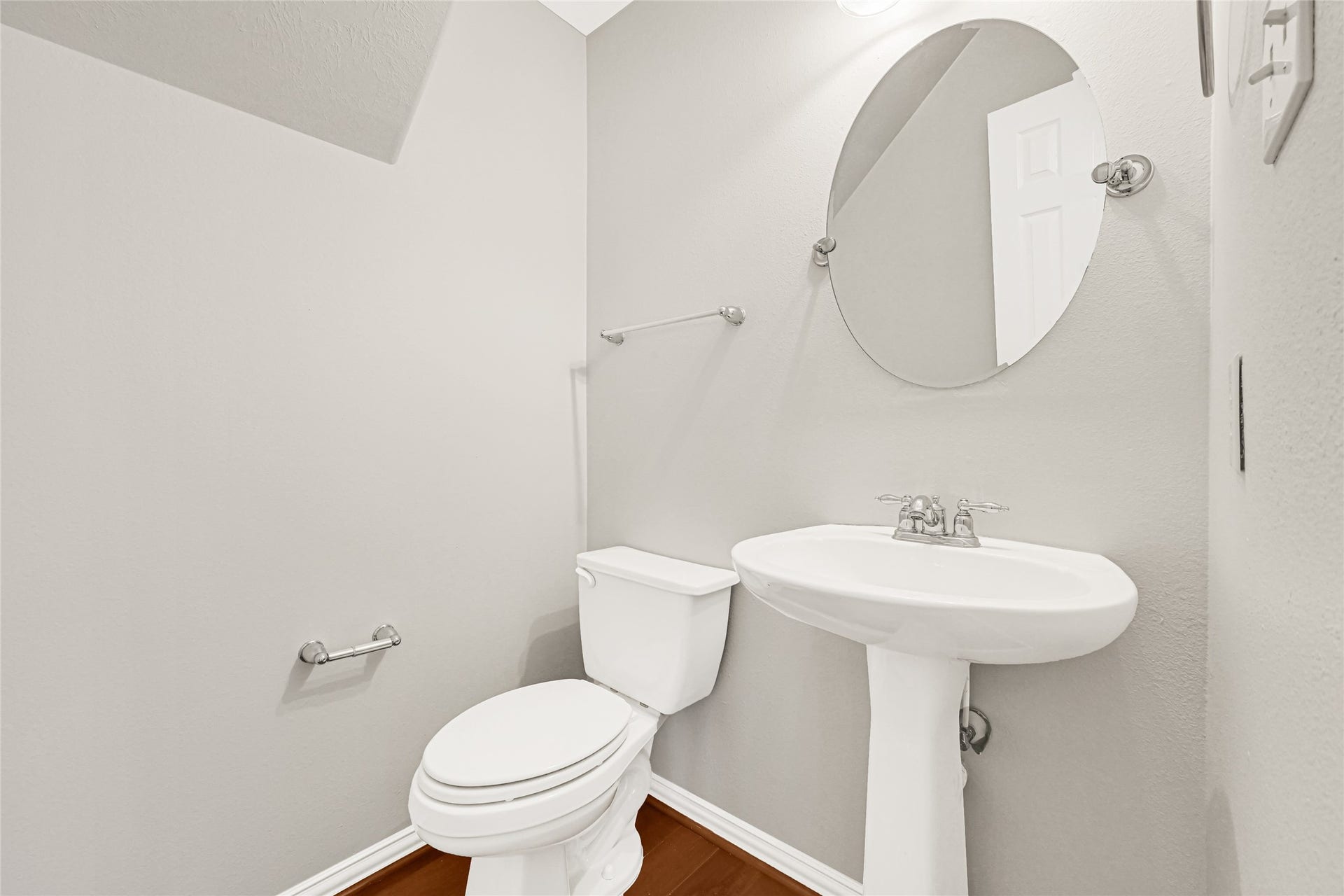 2910 Crescent Oaks Park Lane, Spring, TX 77386 Half bath conveniently located on the first floor.