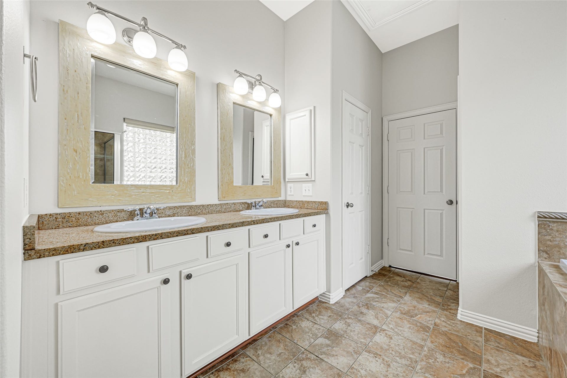 2910 Crescent Oaks Park Lane, Spring, TX 77386 Primary bathroom, double sinks and granite countertops.