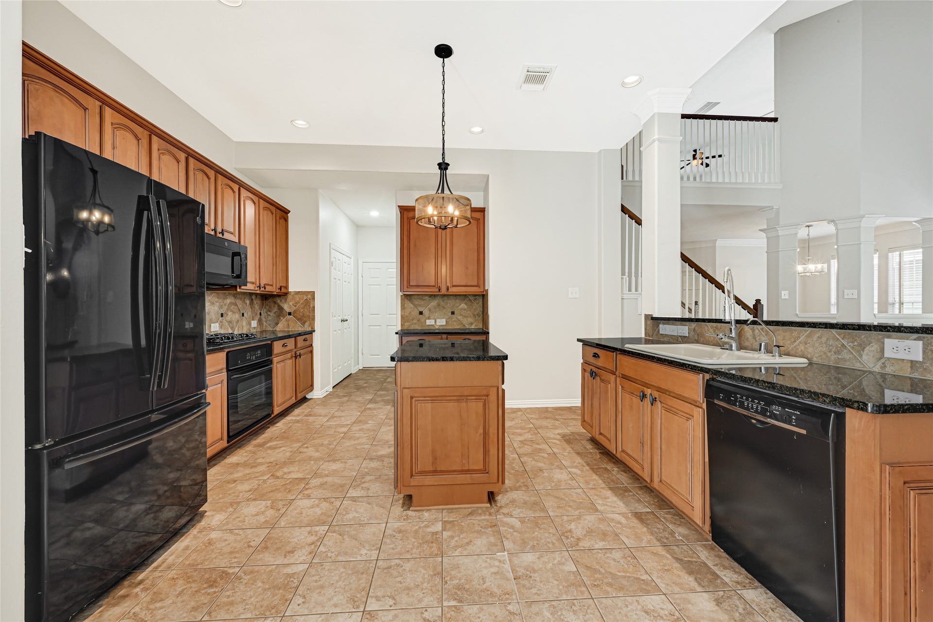 2910 Crescent Oaks Park Lane, Spring, TX 77386 Gourmet kitchen with abundant storage space.