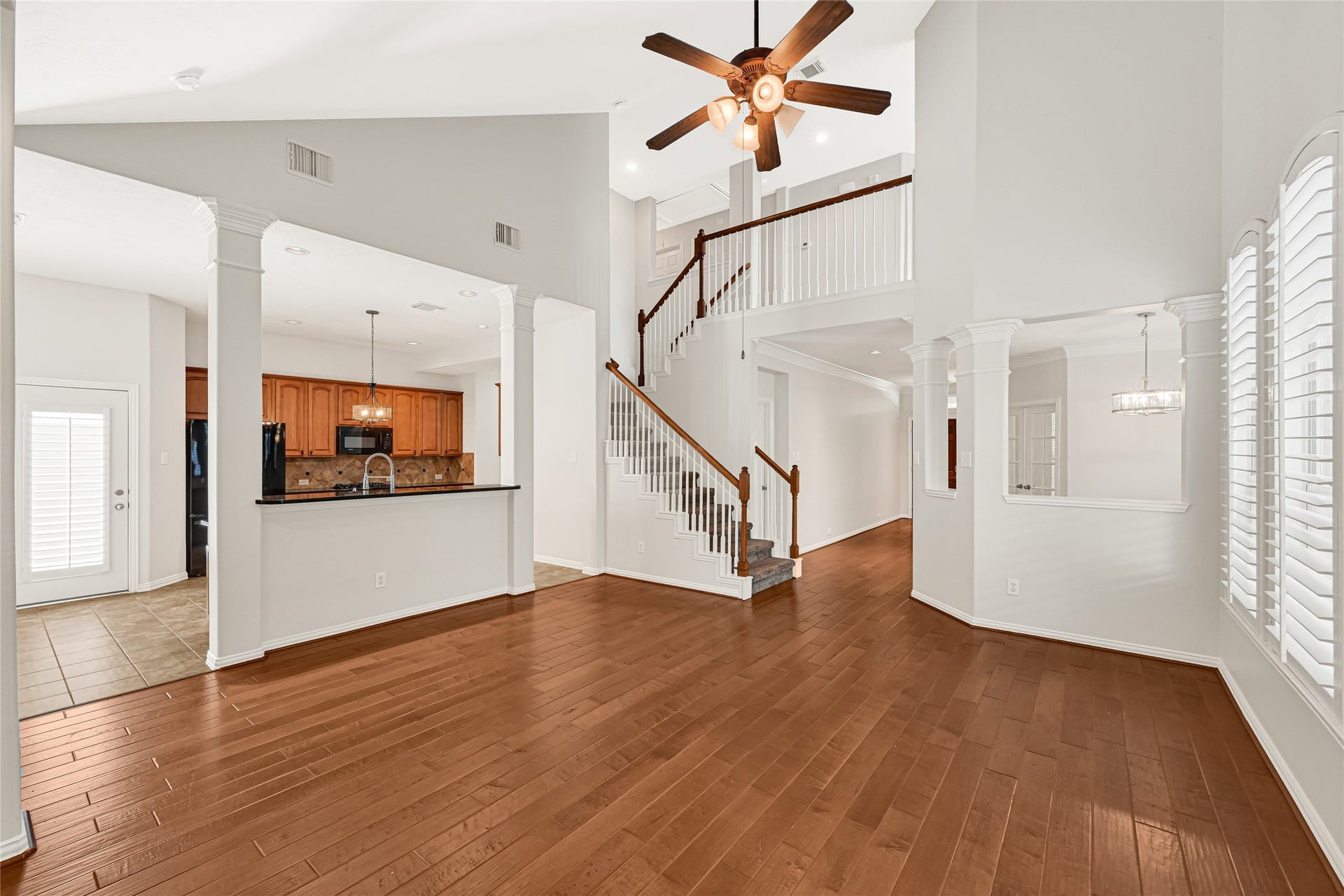 2910 Crescent Oaks Park Lane, Spring, TX 77386 Beautiful staircase with high ceilings and open, spacious feel.