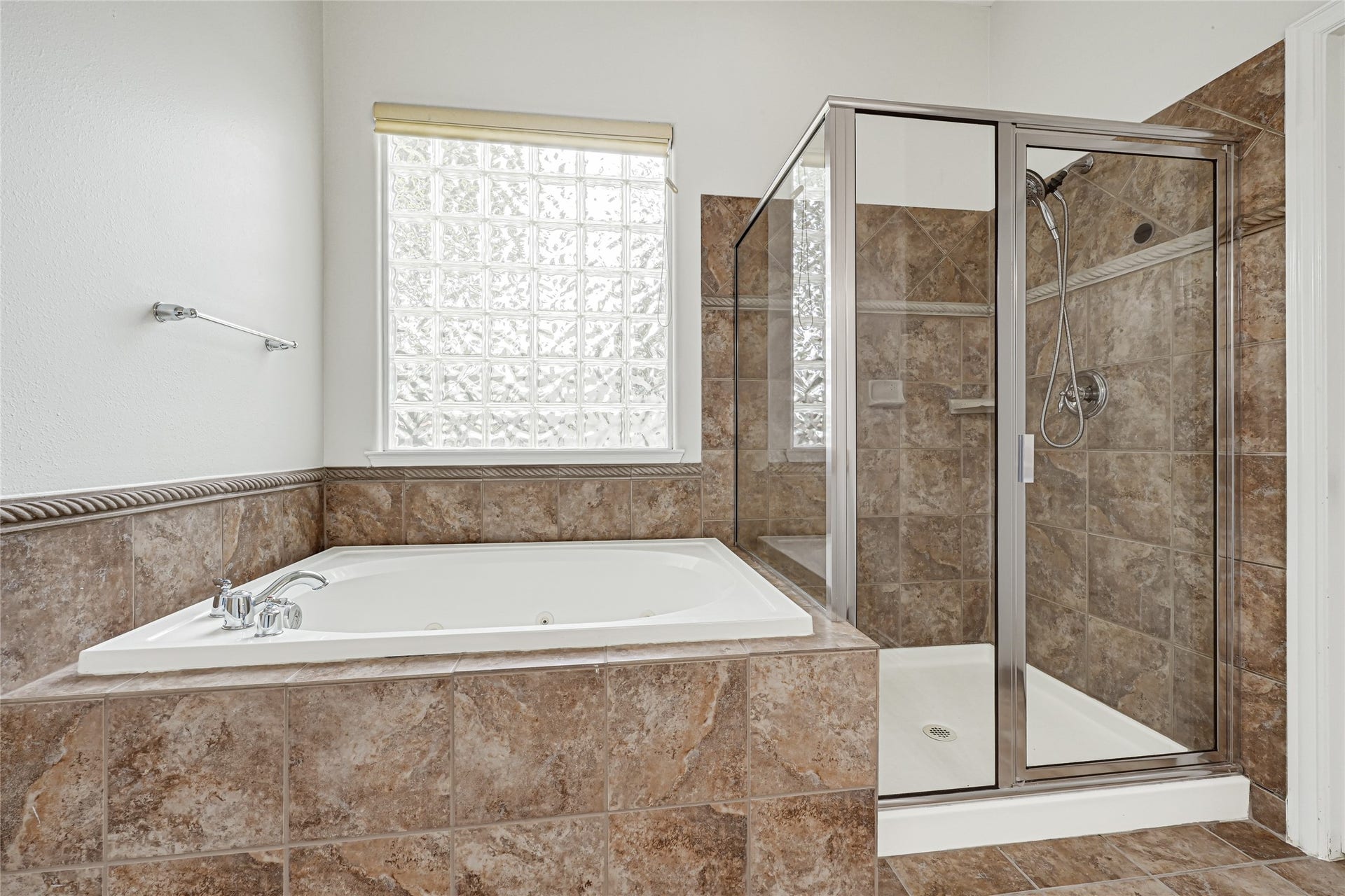 2910 Crescent Oaks Park Lane, Spring, TX 77386 Primary bathroom separate tub and shower.