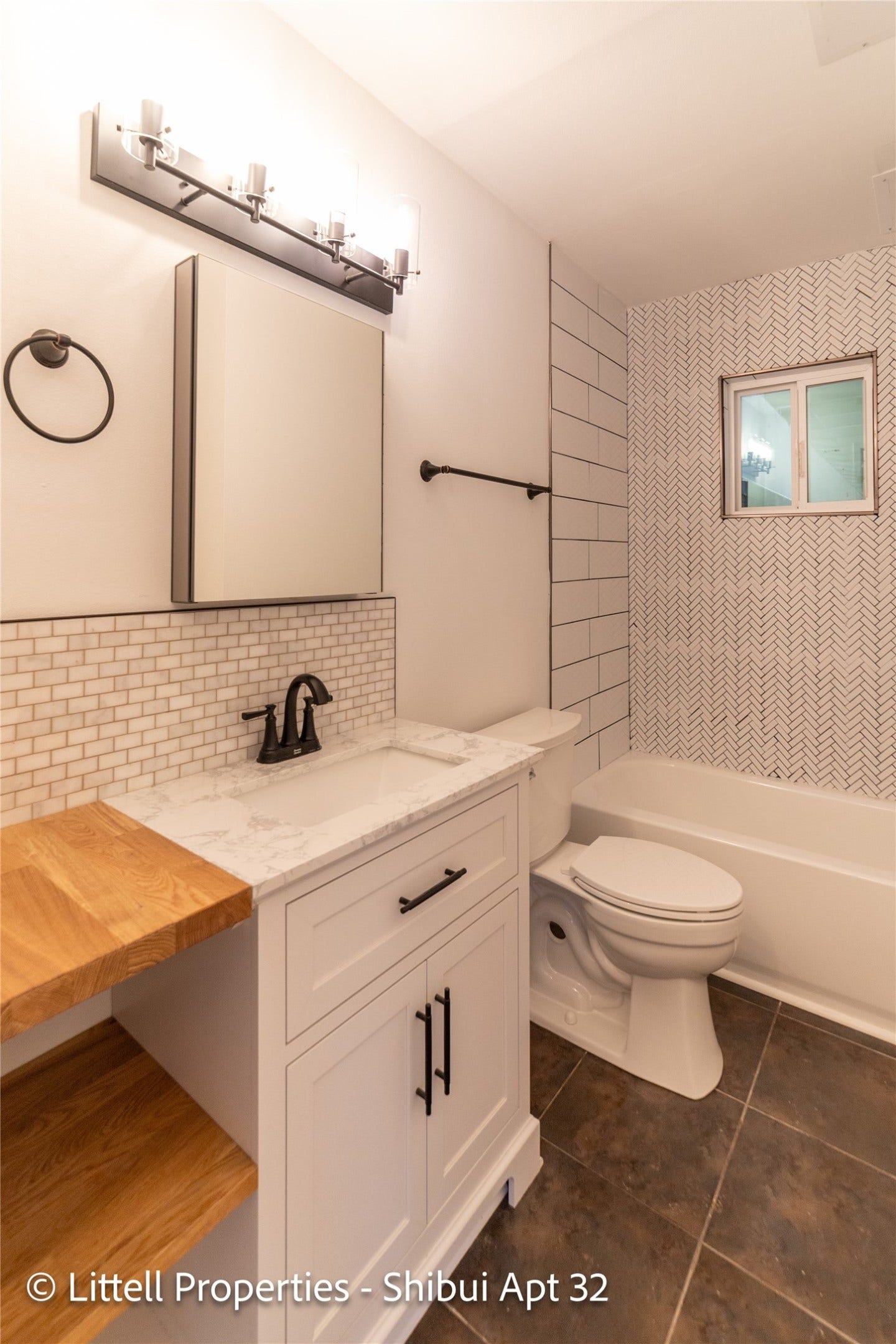 714 Woodrow Street, #32, Houston, TX 77006 Cute bathroom with added storage