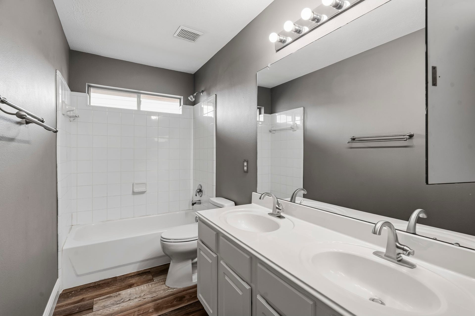3622 Pedernales Trails Lane, Katy, TX 77450 Secondary bathroom features large double vanity, linen closet and neutral finishes.
