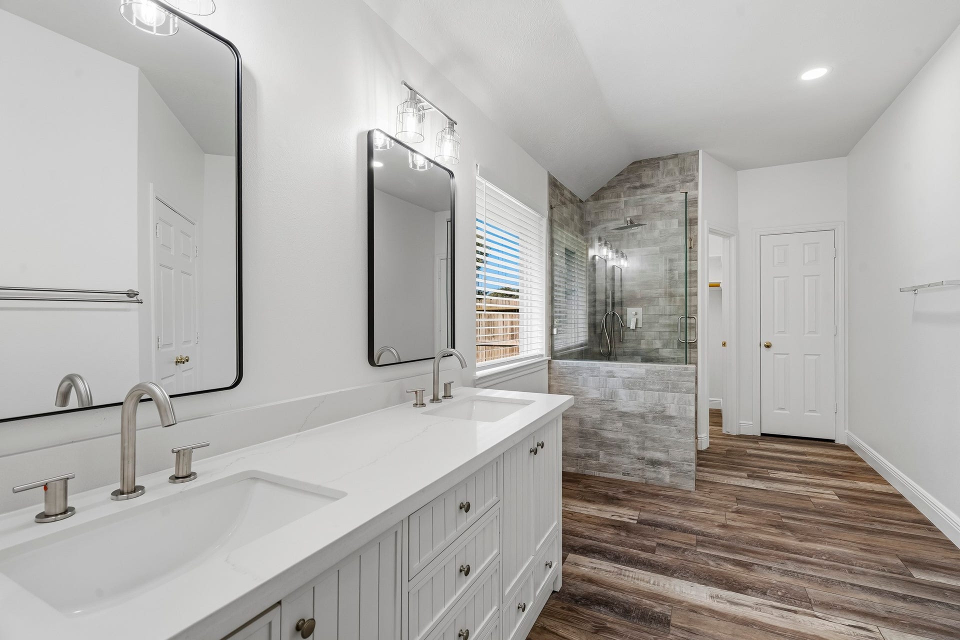 3622 Pedernales Trails Lane, Katy, TX 77450 Large primary bathroom with fresh paint, double vanity, recently updated shower and two walk in closets.