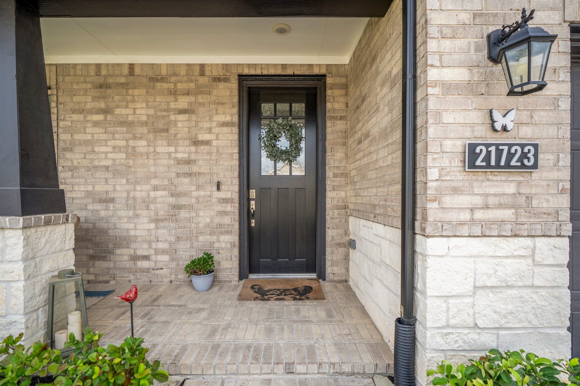 21723 Cordia Trace, Cypress, TX 77433 Come on in! The covered front porch creates a welcoming transition into the home with enough room to give the entry a little personality of its own.