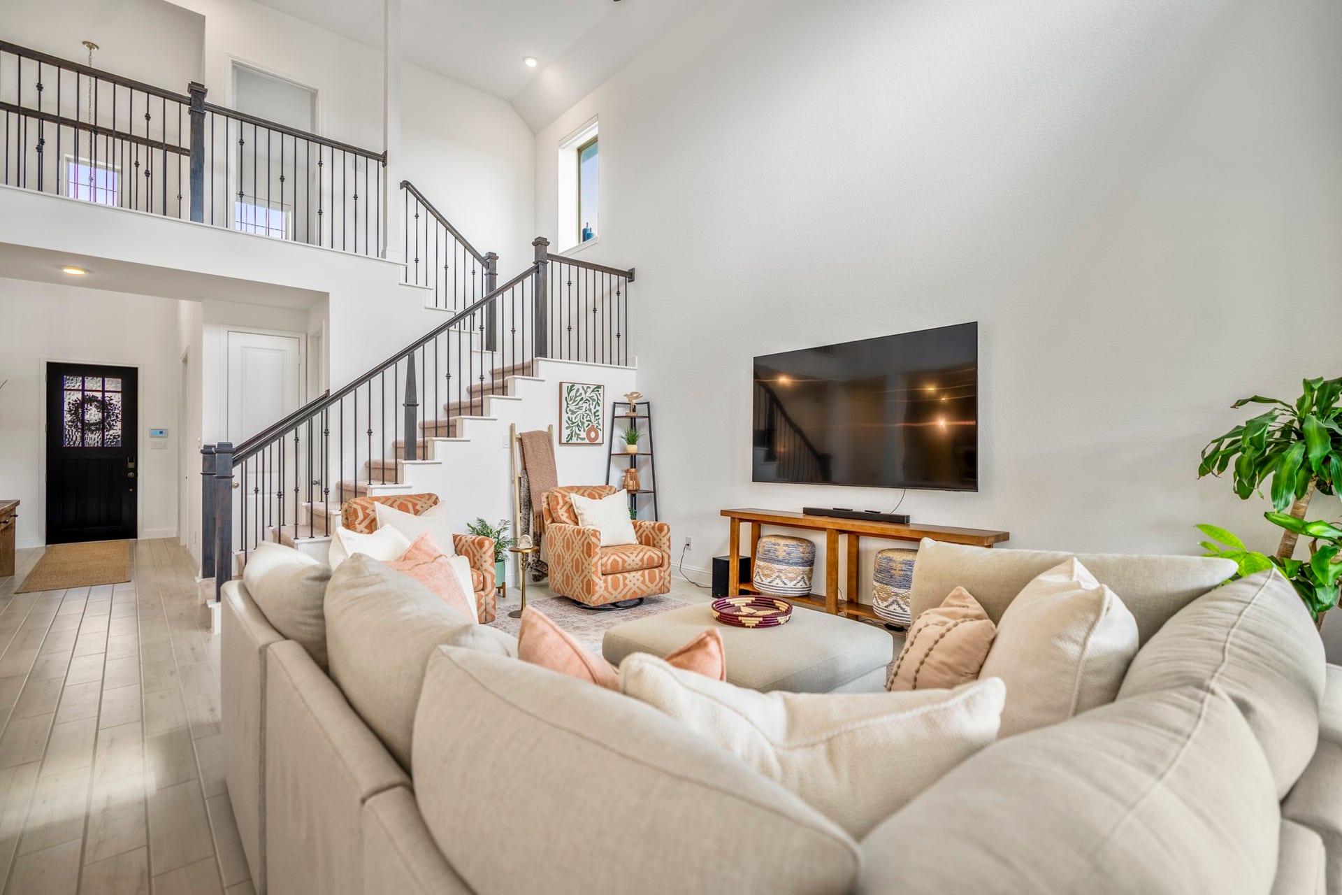 21723 Cordia Trace, Cypress, TX 77433 Look up! The second-story overlook emphasizes the scale of the room while the tall windows pull your eye all the way toward the ceiling.