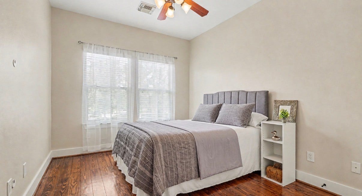 Good sized bedroom on 2nd floor with walk in closet and ceiling fan.