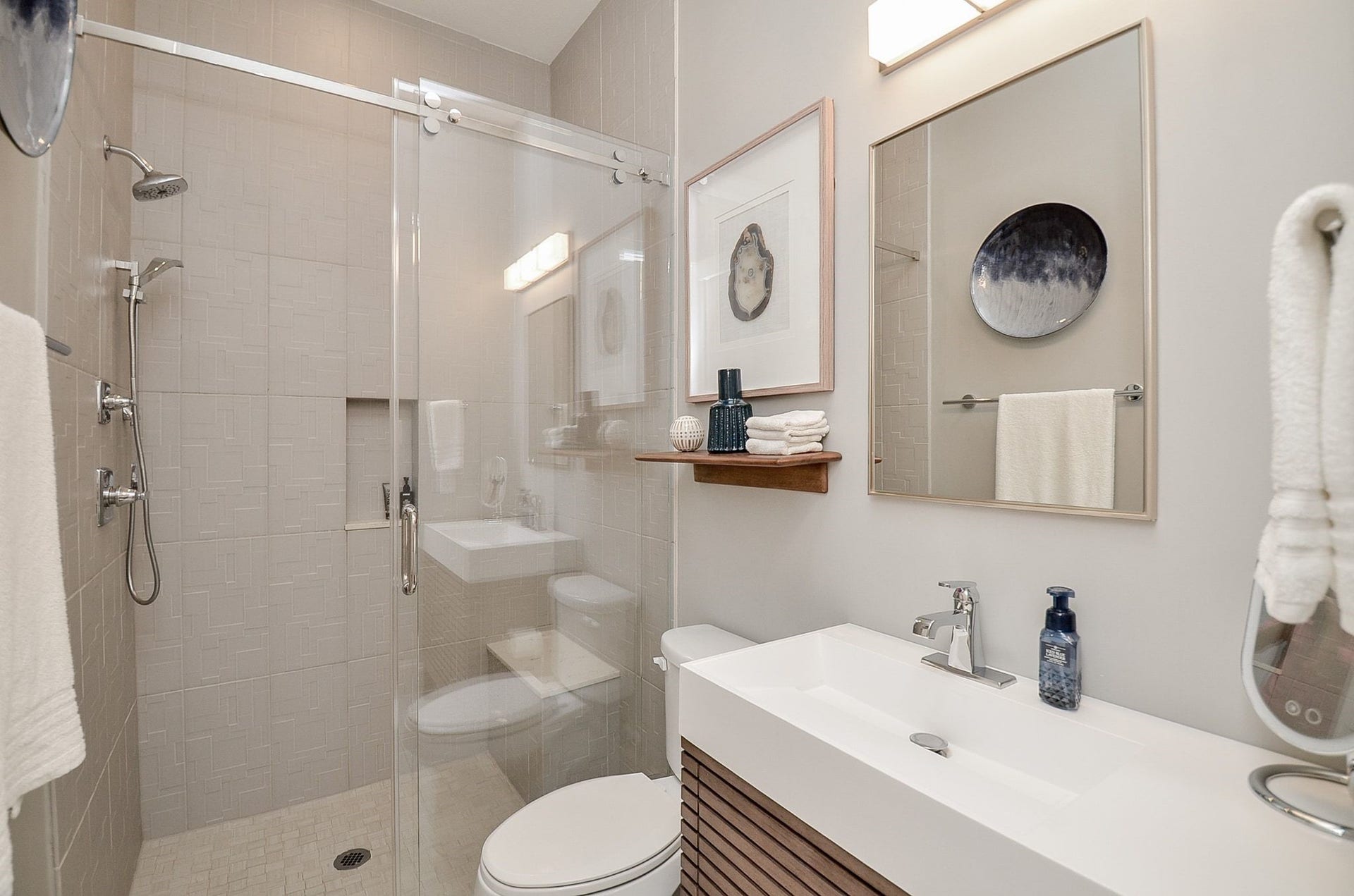 86 Quiet Way Lane, Sugar Land, TX 77498 Well-appointed secondary bath has been fully updated with beautiful finishes and walk-in shower