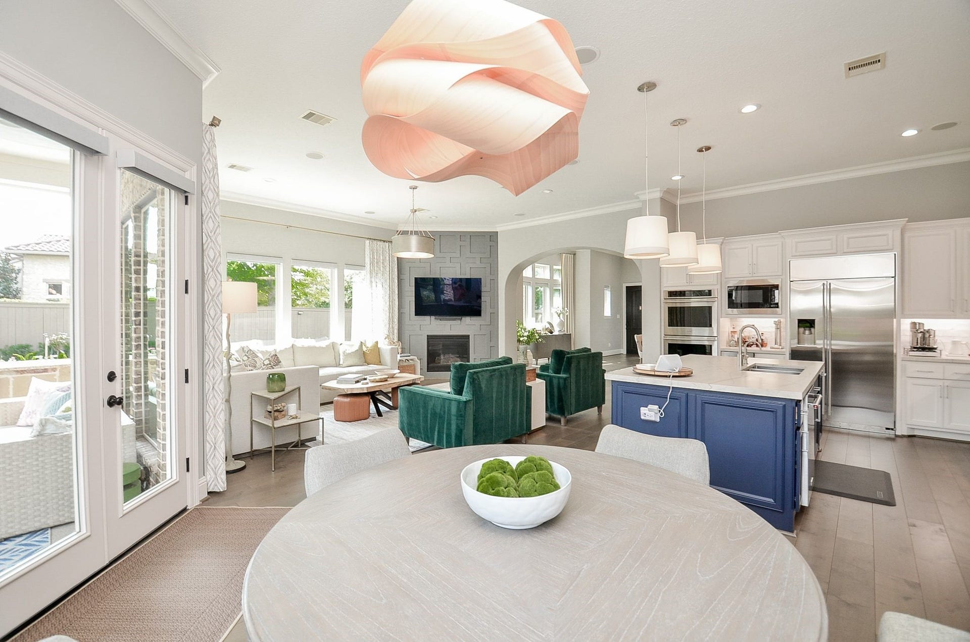 86 Quiet Way Lane, Sugar Land, TX 77498 Expansive windows bring the outdoors in, filling the kitchen and breakfast area with natural light and picturesque views of the backyard retreat.