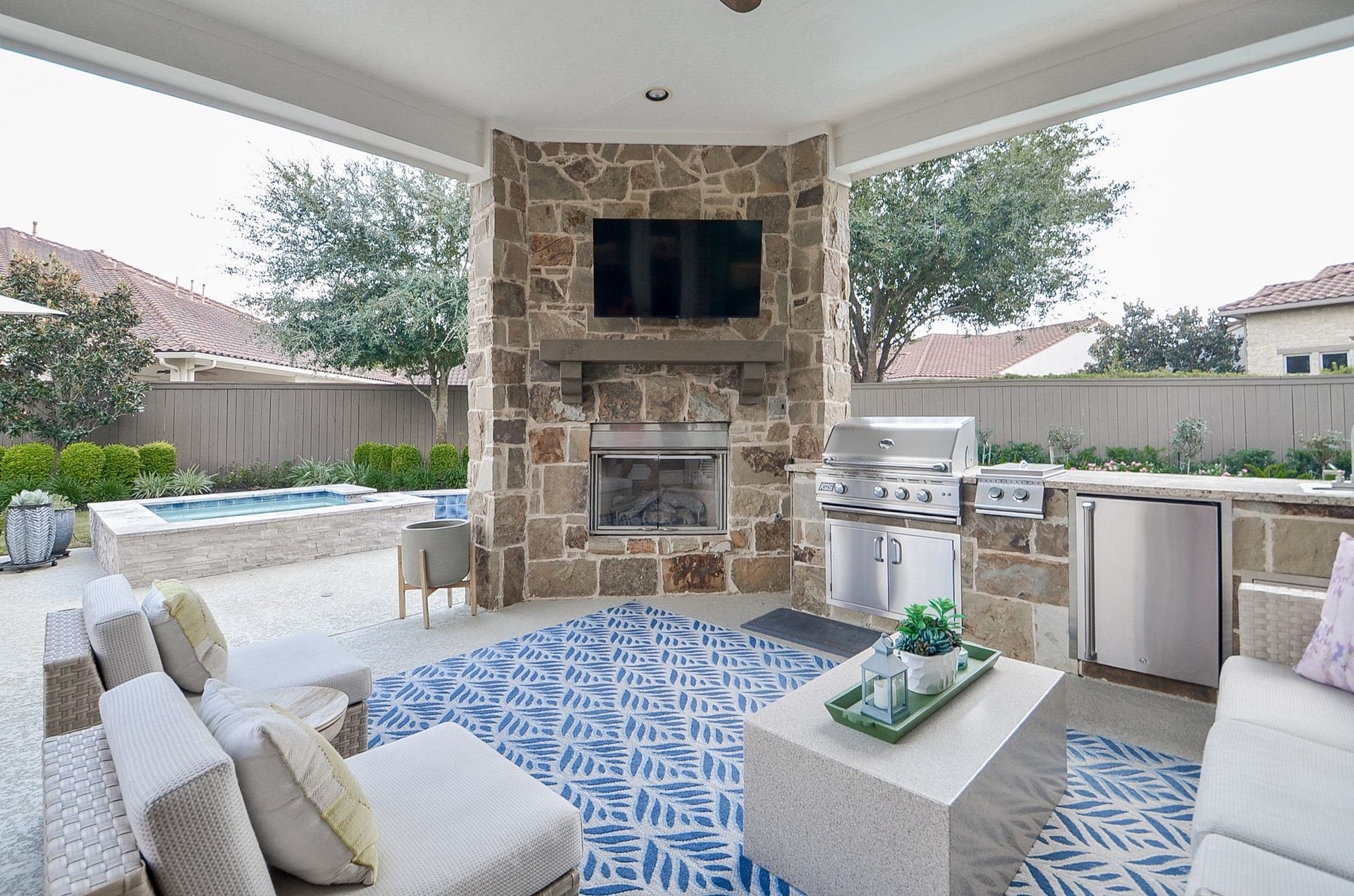 86 Quiet Way Lane, Sugar Land, TX 77498 Covered outdoor living with fireplace and outdoor kitchen extends the home's entertaining space and creates the perfect setting for dining, watching the game, or enjoying evenings by the fire.