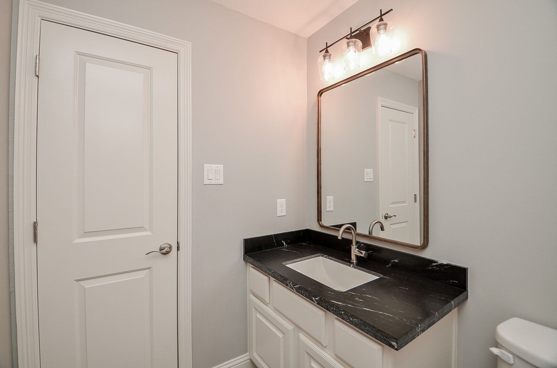 86 Quiet Way Lane, Sugar Land, TX 77498 Convenient upstairs half bath adjacent to the media and game room offers a beautiful counter and finishes