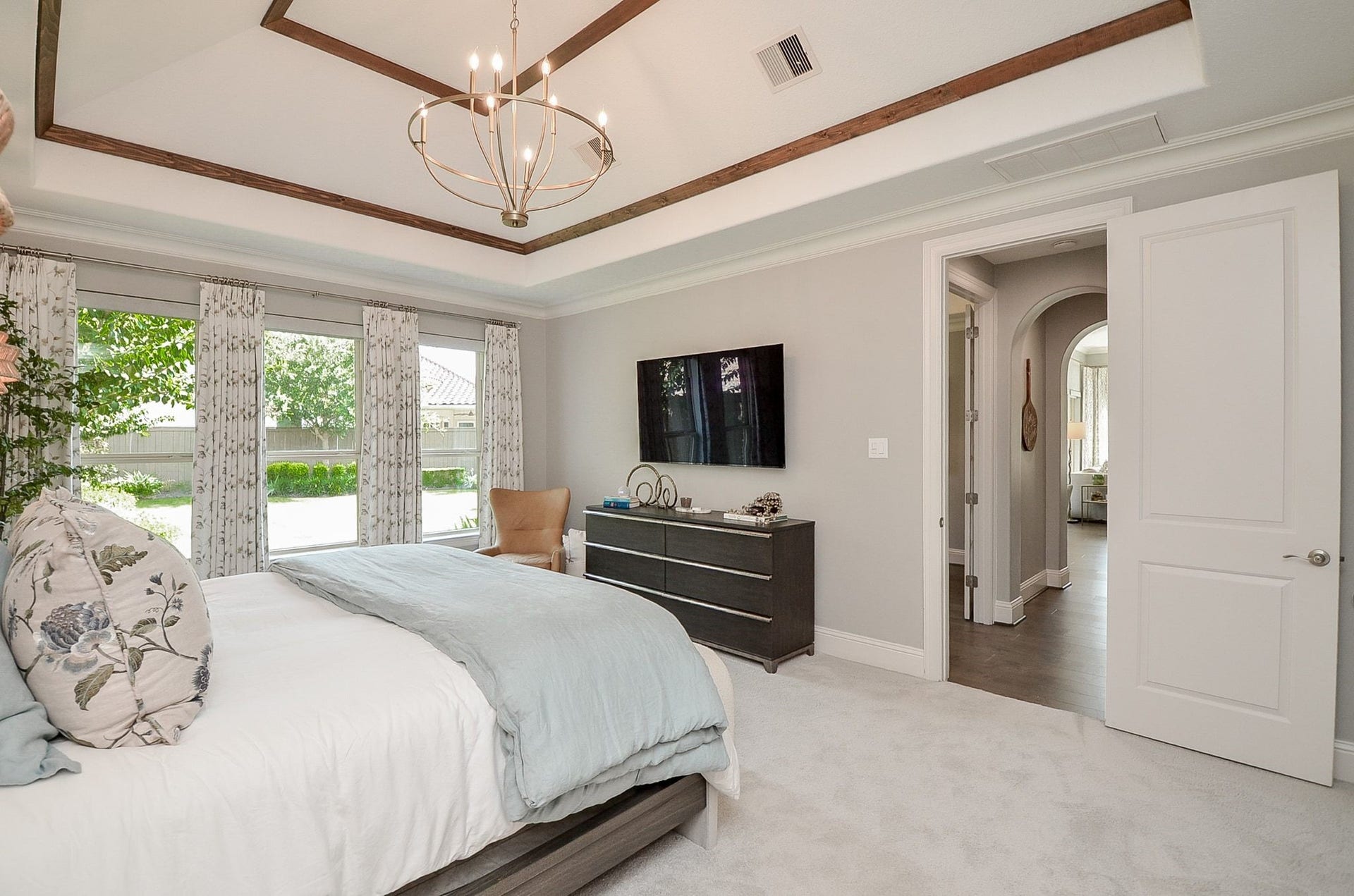 86 Quiet Way Lane, Sugar Land, TX 77498 Spacious primary bedroom with sitting area and spa-inspired ambiance