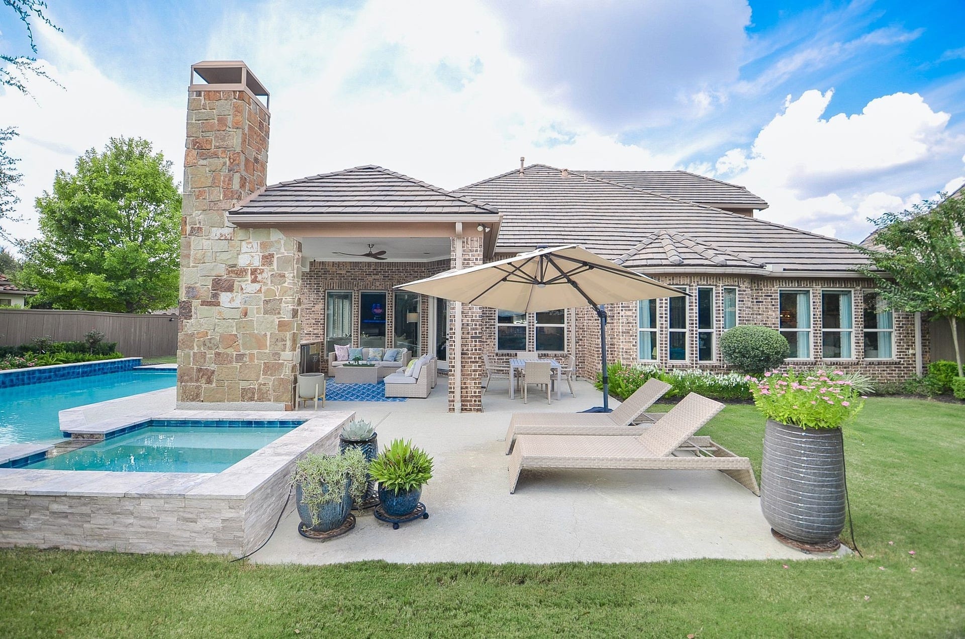 86 Quiet Way Lane, Sugar Land, TX 77498 Resort-style backyard featuring a sparkling pool, spa, and extensive patio space