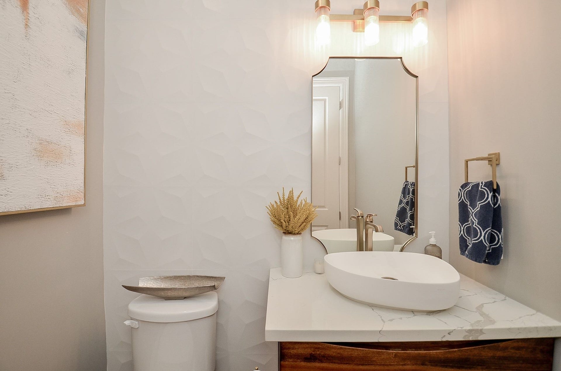 86 Quiet Way Lane, Sugar Land, TX 77498 Elegant powder bath fully updated and conveniently located for guests. Notice the dimensional tile and beautiful finishes.