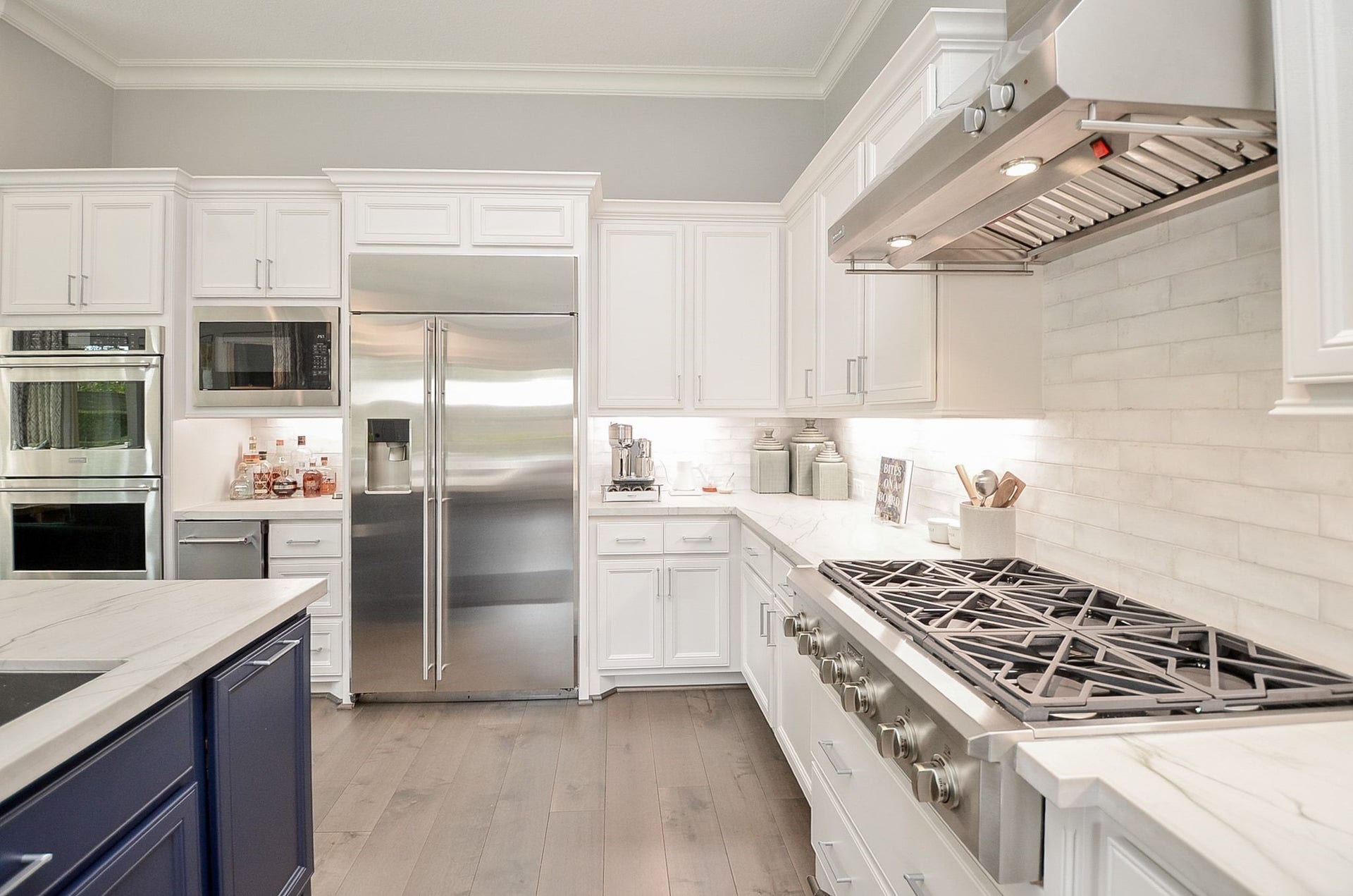 86 Quiet Way Lane, Sugar Land, TX 77498 The beautifully renovated kitchen blends timeless design with modern functionality