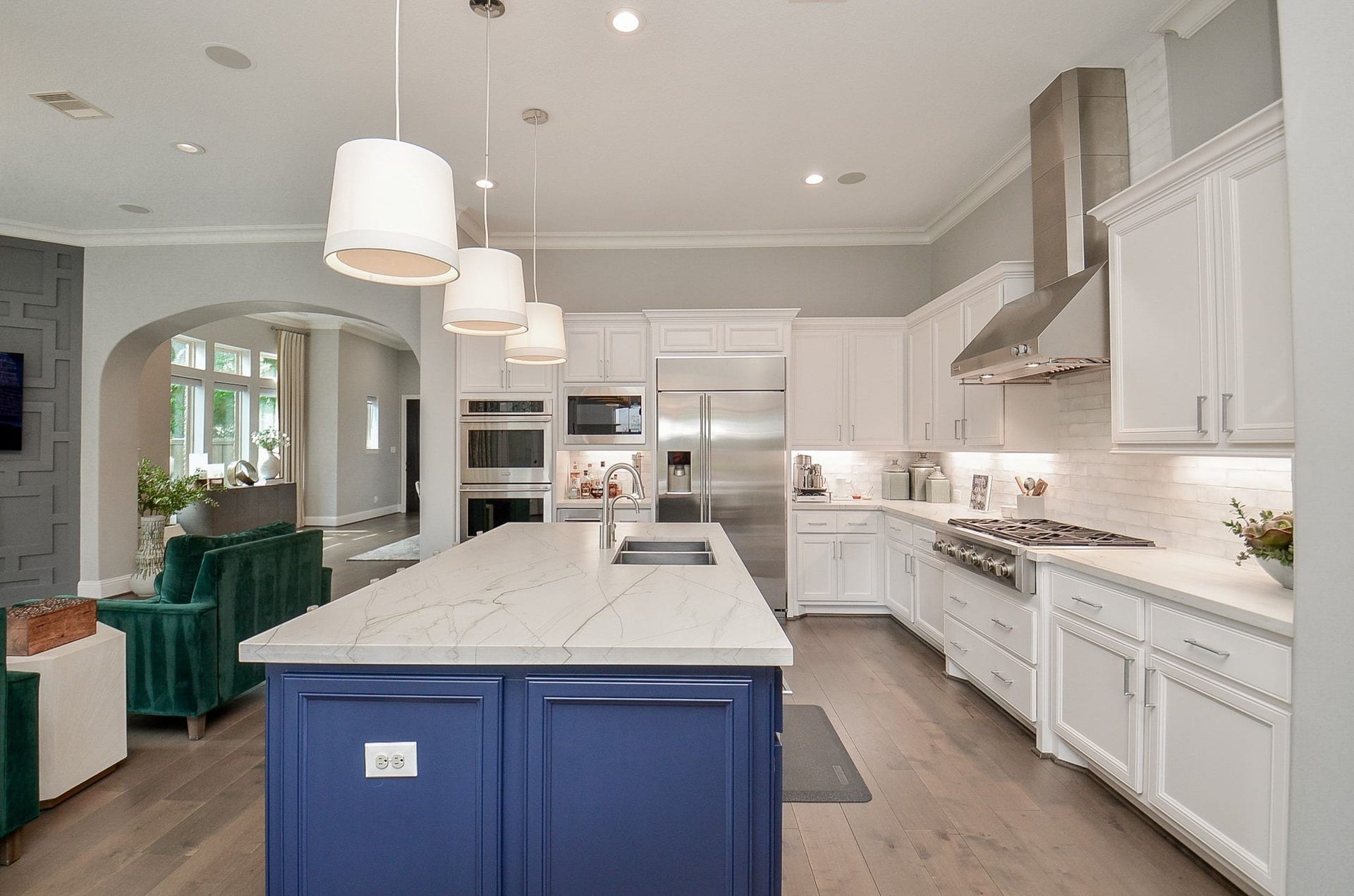 86 Quiet Way Lane, Sugar Land, TX 77498 Beautifully updated quartz counter tops, a Monogram six-burner range, double ovens, built-in refrigerator, ice maker, and under-cabinet lighting, the kitchen blends exceptional function with timeless style.