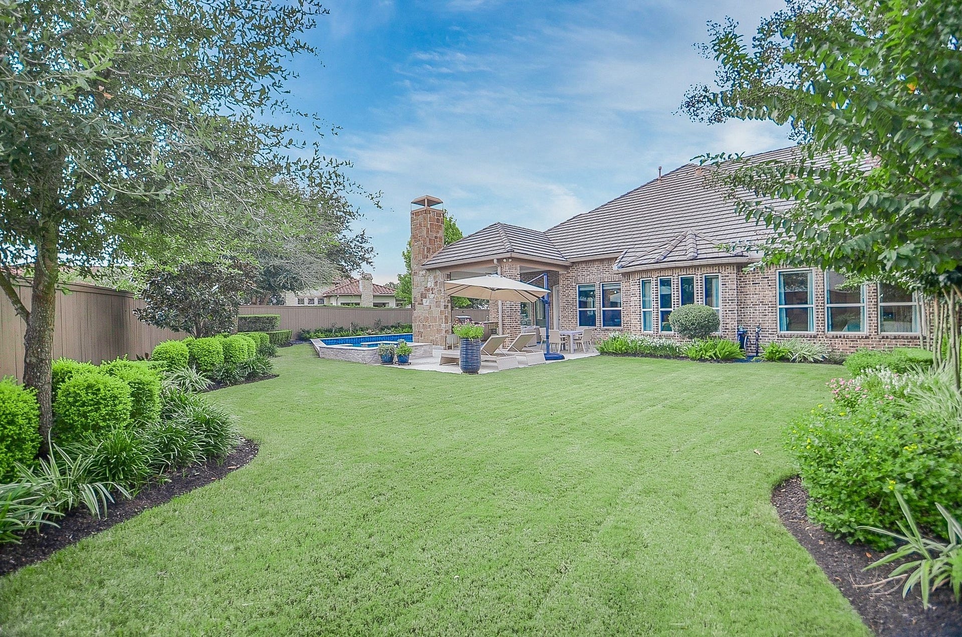 86 Quiet Way Lane, Sugar Land, TX 77498 Mature landscaping creates a private and tranquil outdoor setting
