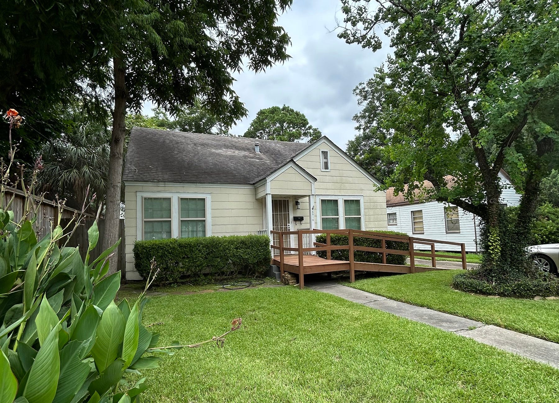 6614 Weslayan Street, West University Place, TX 77005 This home is ready for a new construction on the lot. Survey done 3/22/2023 is available.