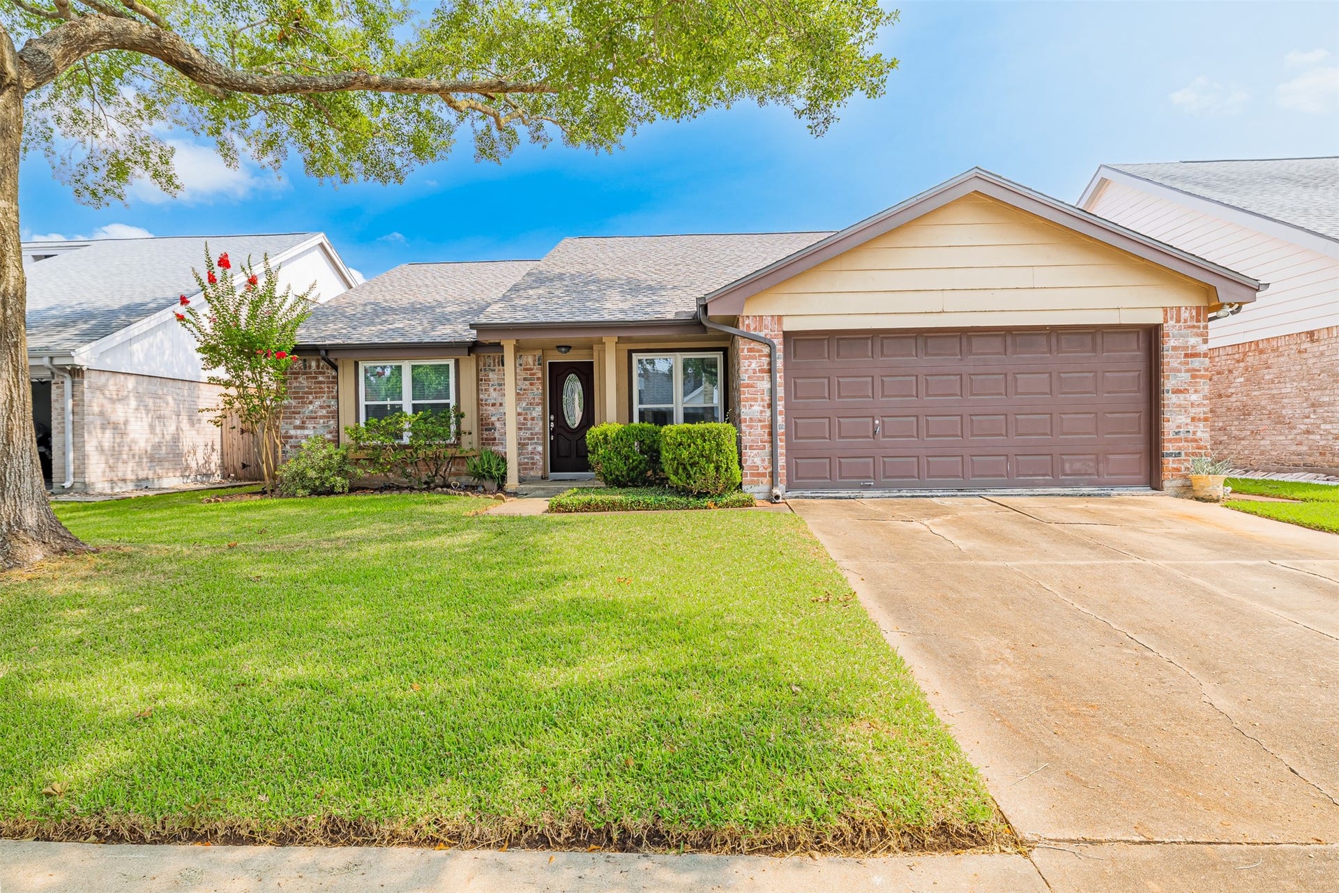 2615 Quarry Hill Road, Sugar Land, TX 77478 Welcome to 2615 Quarry Hill Road. This 3 bedroom 2 bath 2 car garage home is ready for new owners!