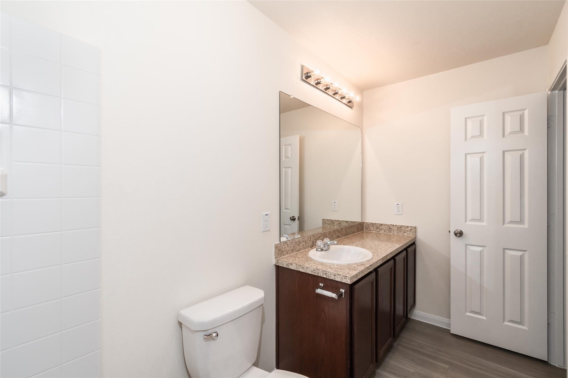 3910 Lexington Grove Court, Missouri City, TX 77459 Photos may be representative of the floor plan and not the exact home. Finishes, layout, and features of the actual property for lease may vary.